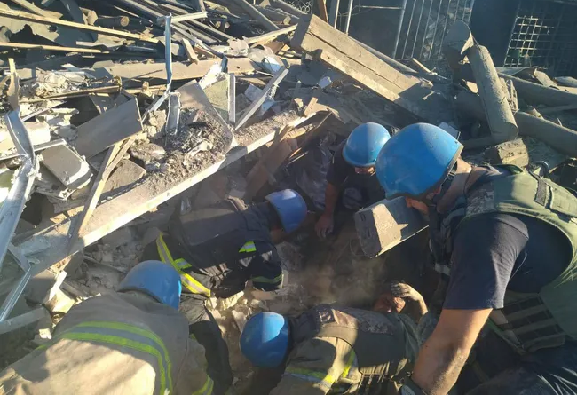 Спасатели работают на развалинах разрушенного ракетным ударом дома в городе Торецк Донецкой области. Фото пресс-службы ГСЧС Украины