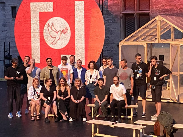 Актеры «Гоголь-центра» на последнем спектакле театра под руководством Алексея Аграновича 30 июня 2022 года. Фото из телеграм-канале Кирилла Серебренникова.
