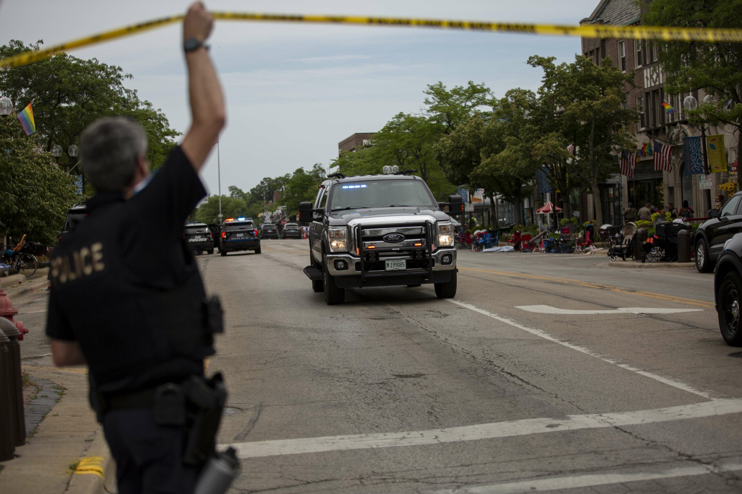 Службы охраны правопорядка прибывают в пригород Чикаго на место стрельбы, где были убиты и ранены несколько человек, принимавших участие в праздновании Дня Независимости 4 мюля 2022. Фото Jim Vondruska/Getty Images/AFP/Scanpix/Leta