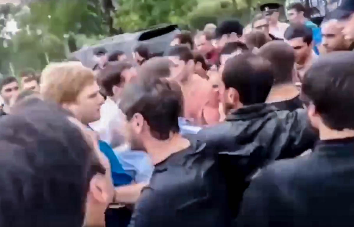 Протесты против передачи России резиденции в Пицунде. Скриншот из видео телеграм-канала «Сирена».
