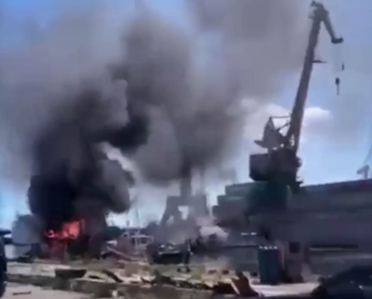 Пожар в одесском порту. Скриншот из видео телеграм-канала «Политика страны».