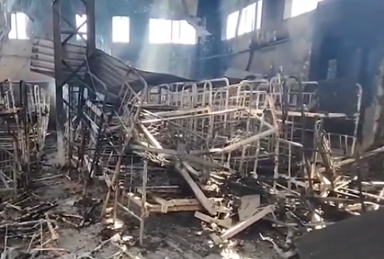 Кадр видеоролика, опубликованного военкором ВГТРК Андреем Руденко. Утверждается, что видео снято в разрушенной ударом колонии для украинских военнопленных в Еленовке.