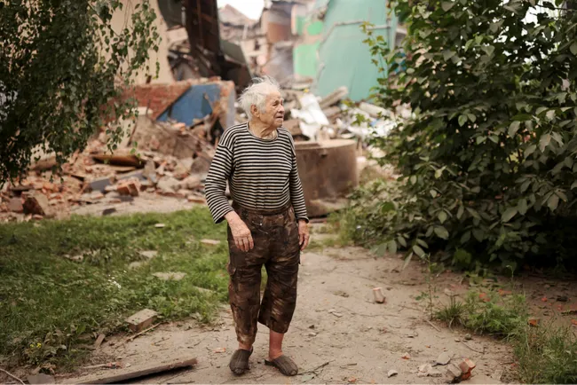 93-летний житель Чугуева Харьковской области возле разрушенного дома культуры. Фото Nacho Doce / Reuters / Scanpix / LETA
