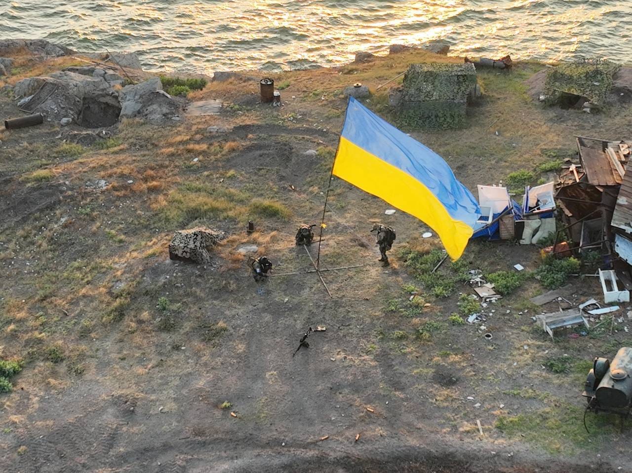 Флаг Украины на острове Змеиный. Фото из фейсбука батальона «Зґард».