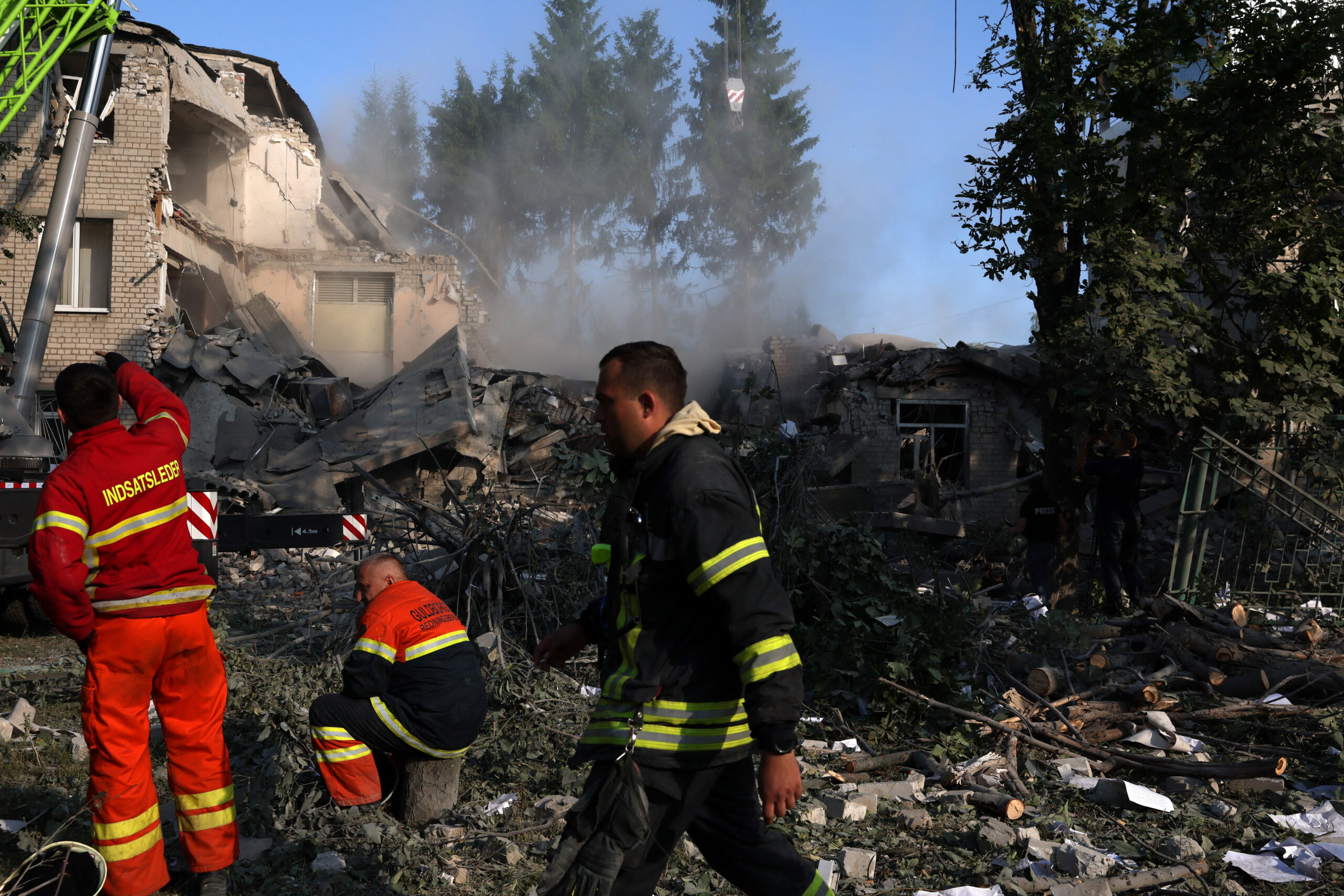 Спасатели на месте разрушенной школы в Харькове. 4 июля 2022 года. Фото REUTERS/Leah Millis/Scanpix/LETA