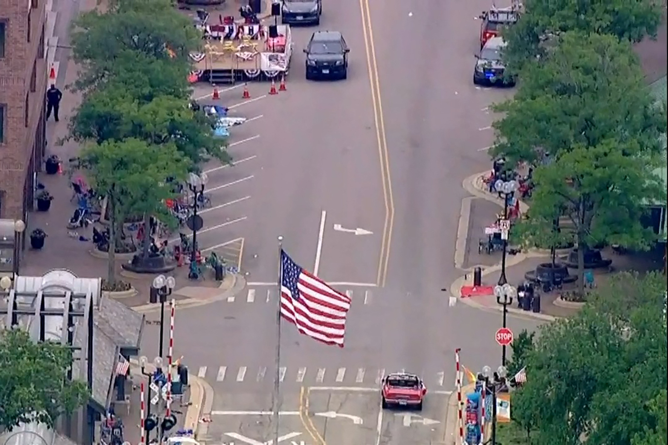 Полицейские прибыли на место стрельбы на параде в честь Дня независимости в пригороде Чикаго. Фото ABC affiliate WLS/ABC7 via REUTERS/Scanpix/Leta