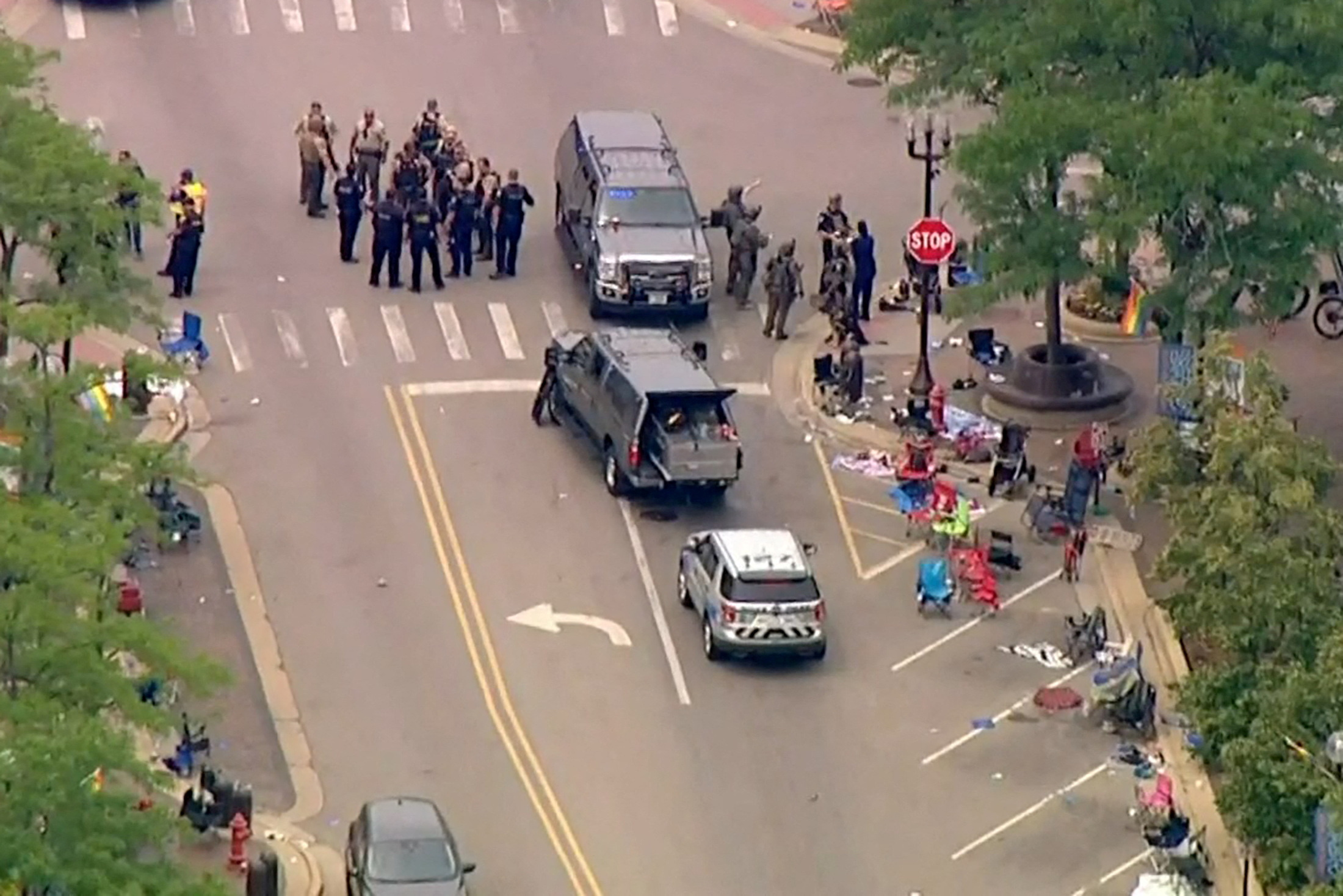Полицейские прибыли на место стрельбы на параде в честь Дня независимости в пригороде Чикаго. Фото ABC affiliate WLS/ABC7 via REUTERS/Scanpix/Leta