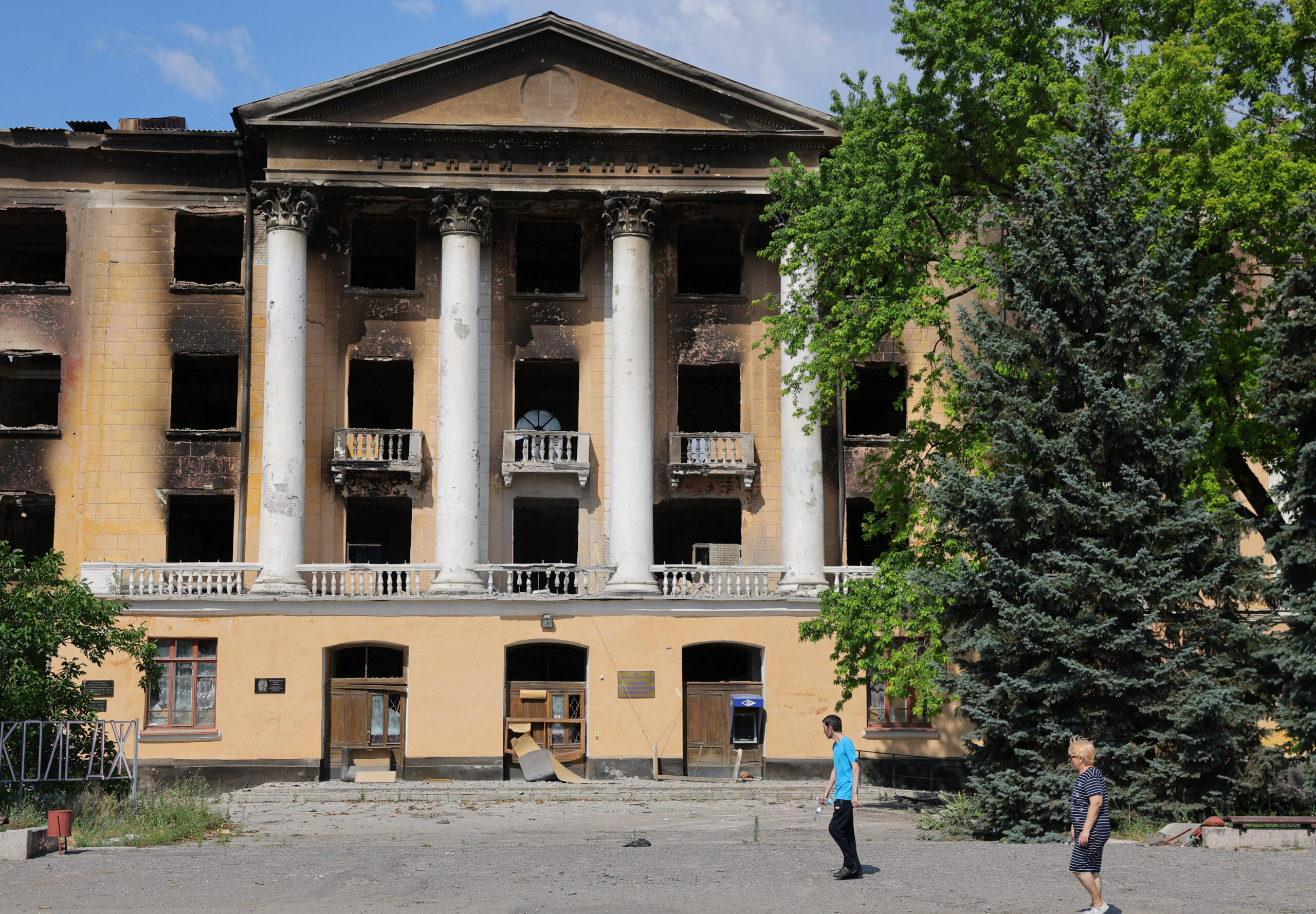 Сгоревшее здание в Лисичанске. 4 июля 2022 года. Фото REUTERS/Alexander Ermochenko/Scanpix/LETA