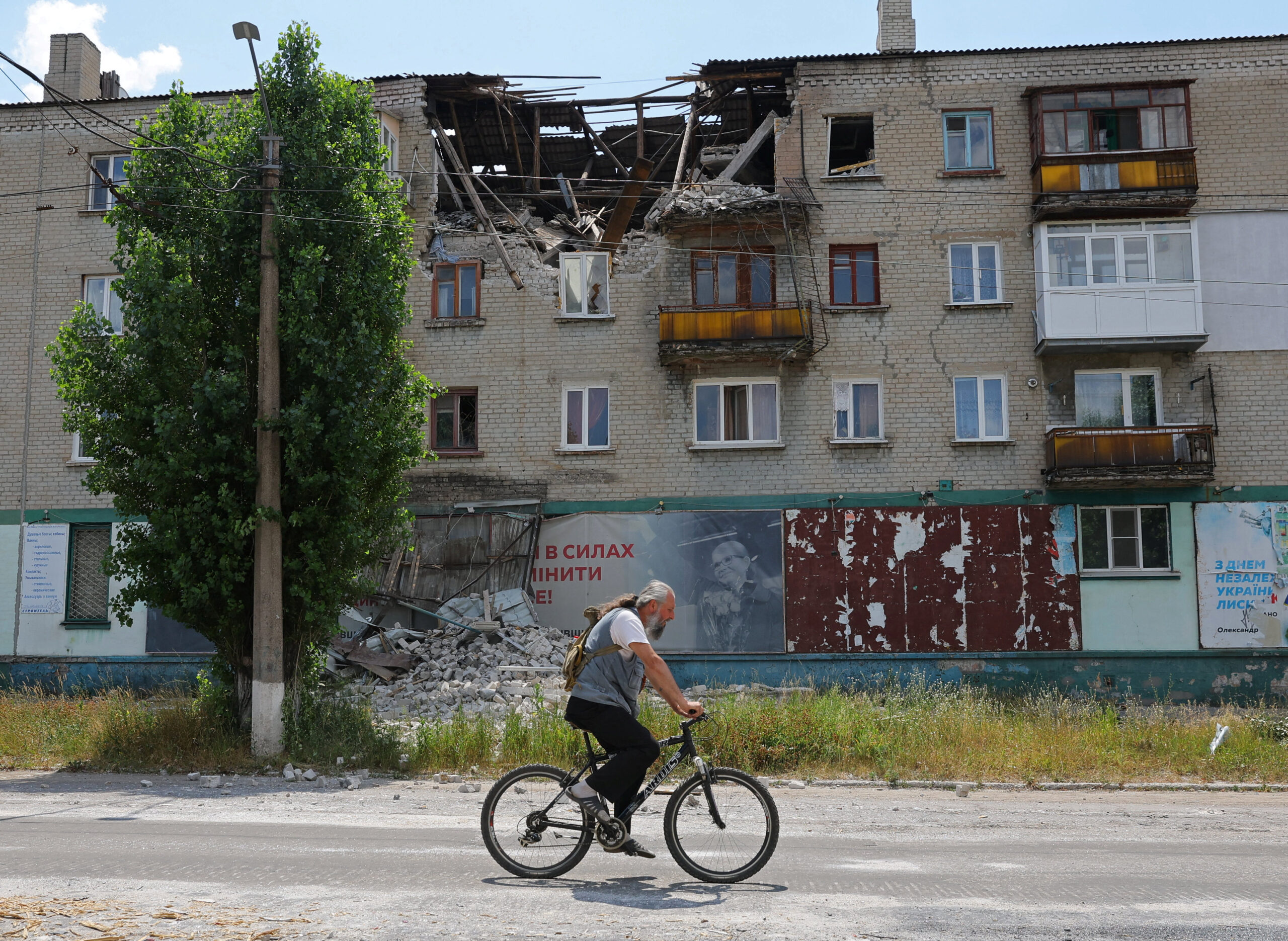 На улице в Лисичанске. 5 июля 2022 года. Фото REUTERS/Alexander Ermochenko/Scanpix/LETA
