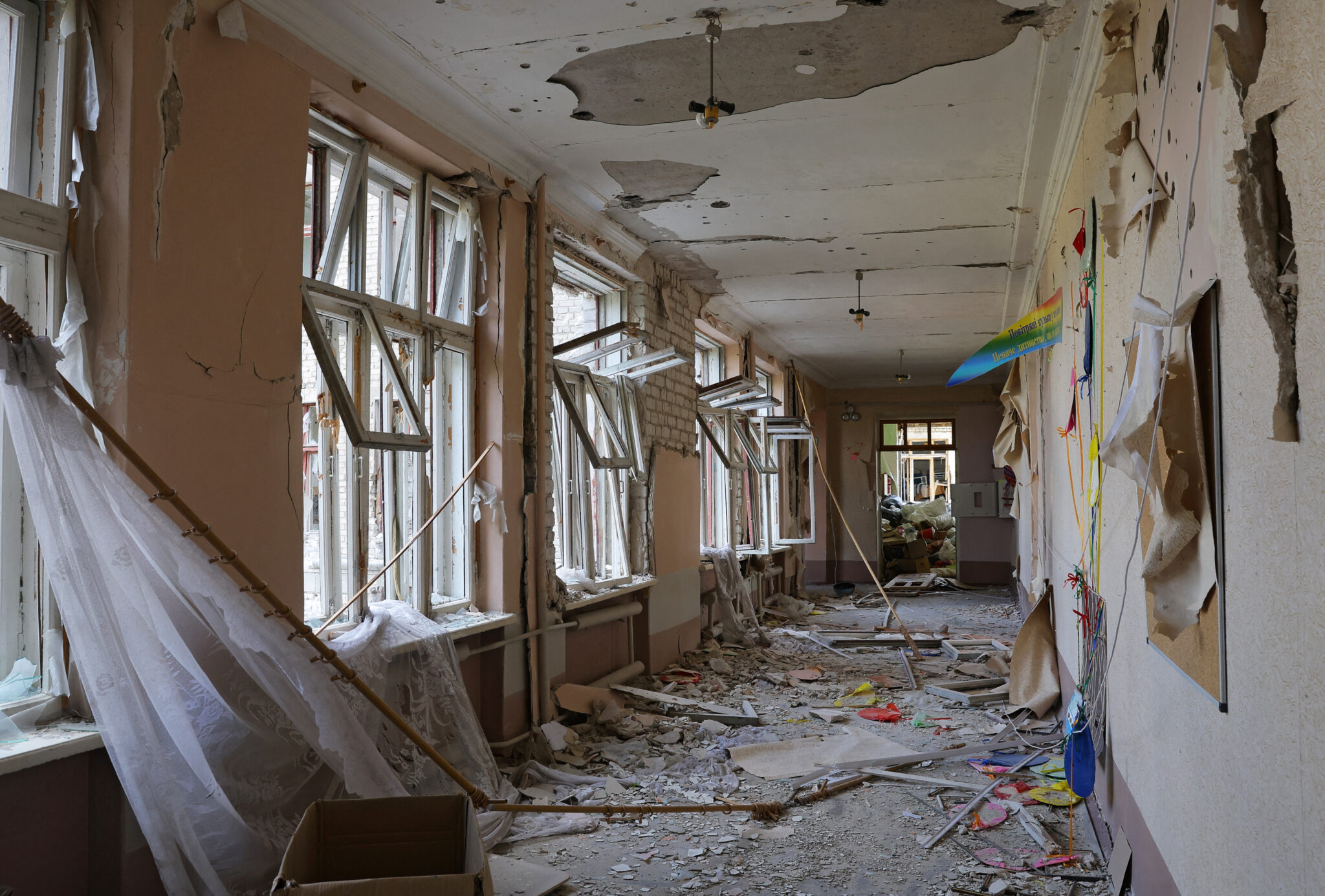 Разрушенная школа в Лисичанске. 5 июля 2022 года. Фото REUTERS/Alexander Ermochenko/Scanpix/LETA