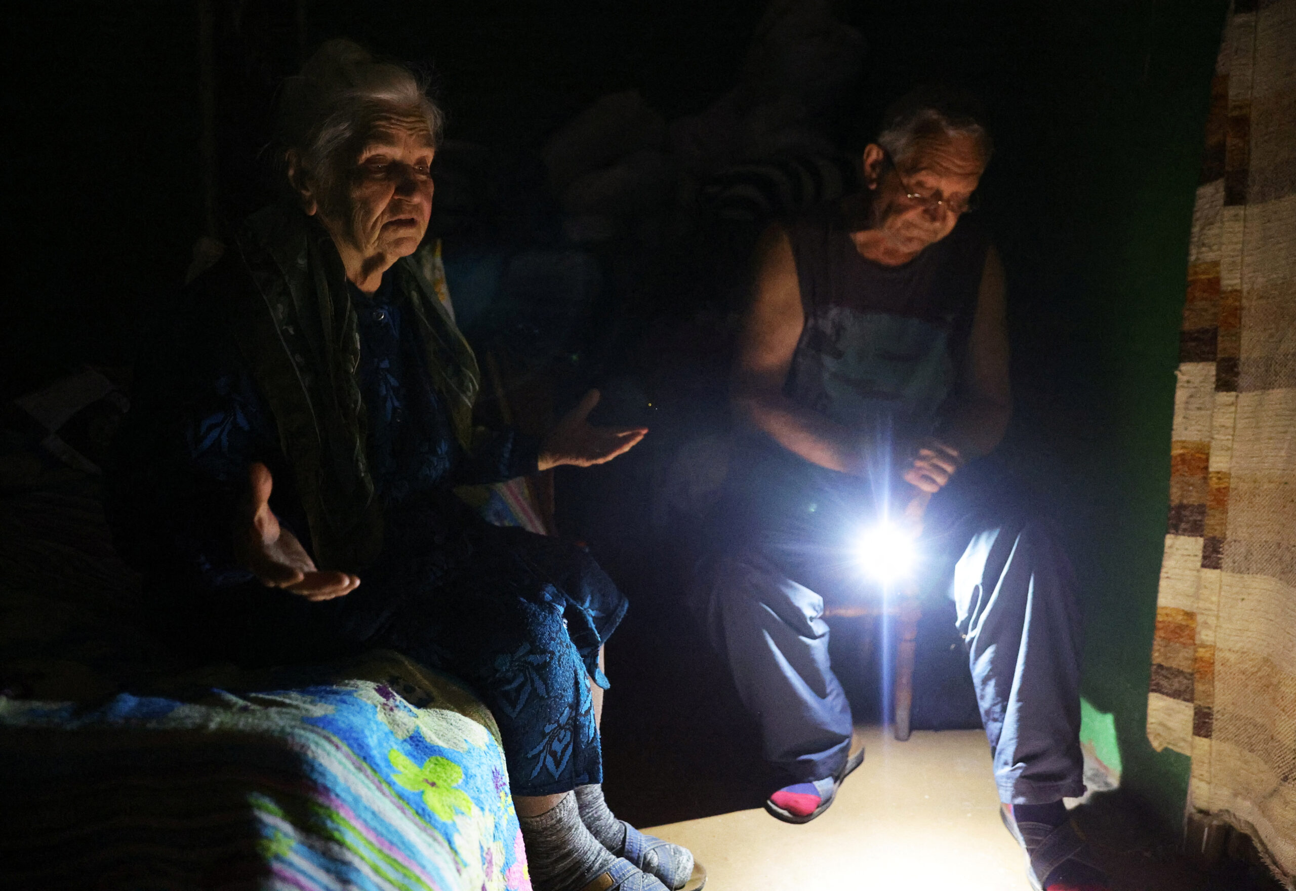65-летний местный житель Сергей со своей 85-летней матерью в бомбоубежище. Лисичанск. 5 июля 2022 года. Фото REUTERS/Alexander Ermochenko/Scanpix/LETA