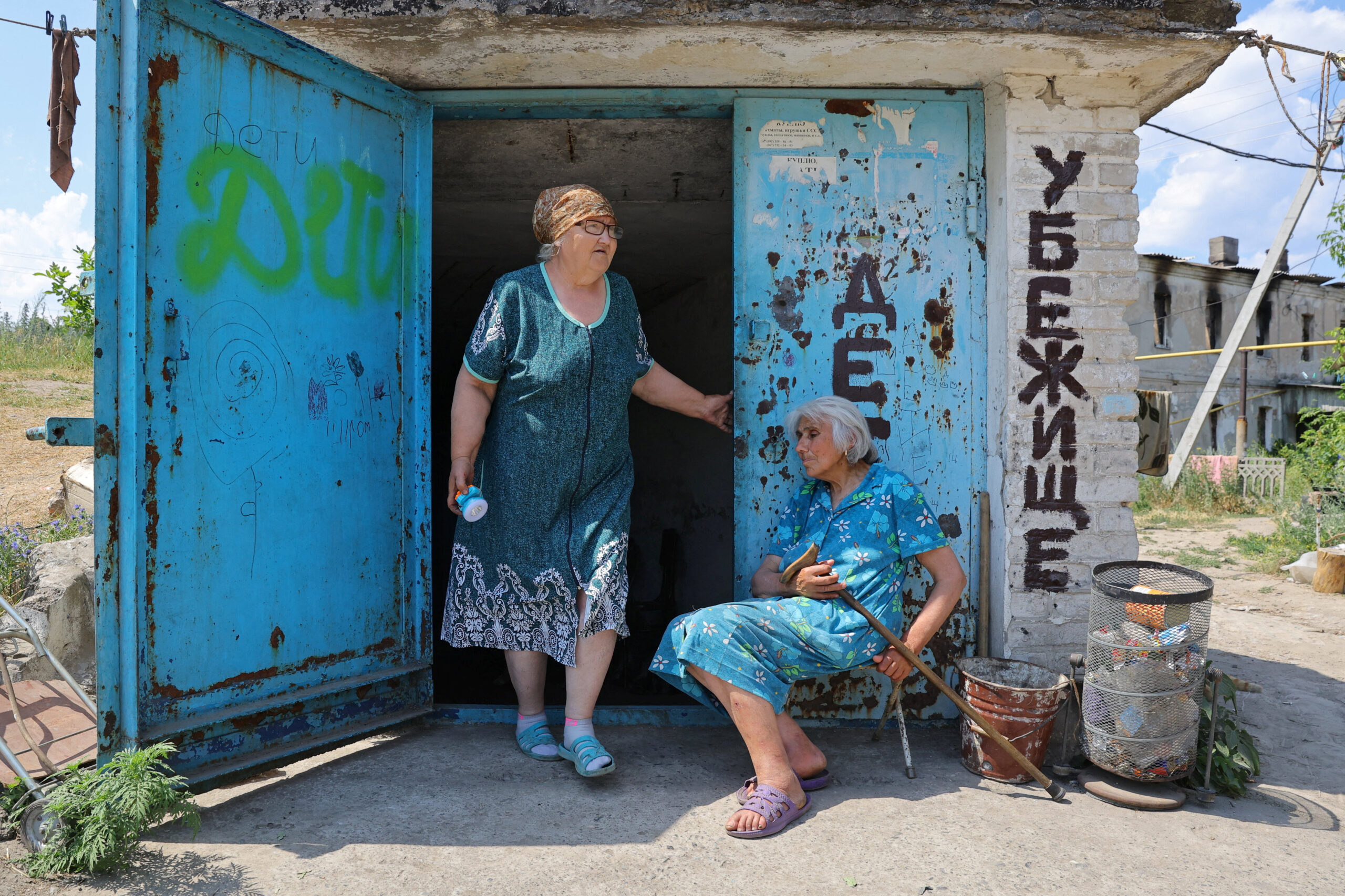 Местные жители у входа в бомбоубежище. Лисичанск. 5 июля 2022 года. Фото REUTERS/Alexander Ermochenko/Scanpix/LETA