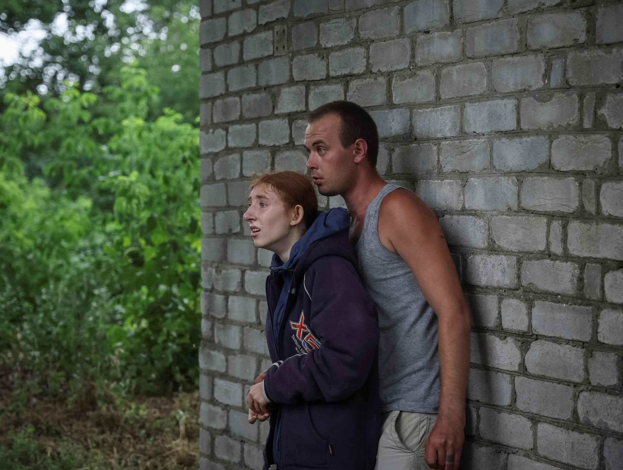 Местные жители смотрят на разбор завалов. Часовой Яр, Донецкая область. 10 июля 2022 года. Фото REUTERS/Gleb Garanich/Scanpix/LETA