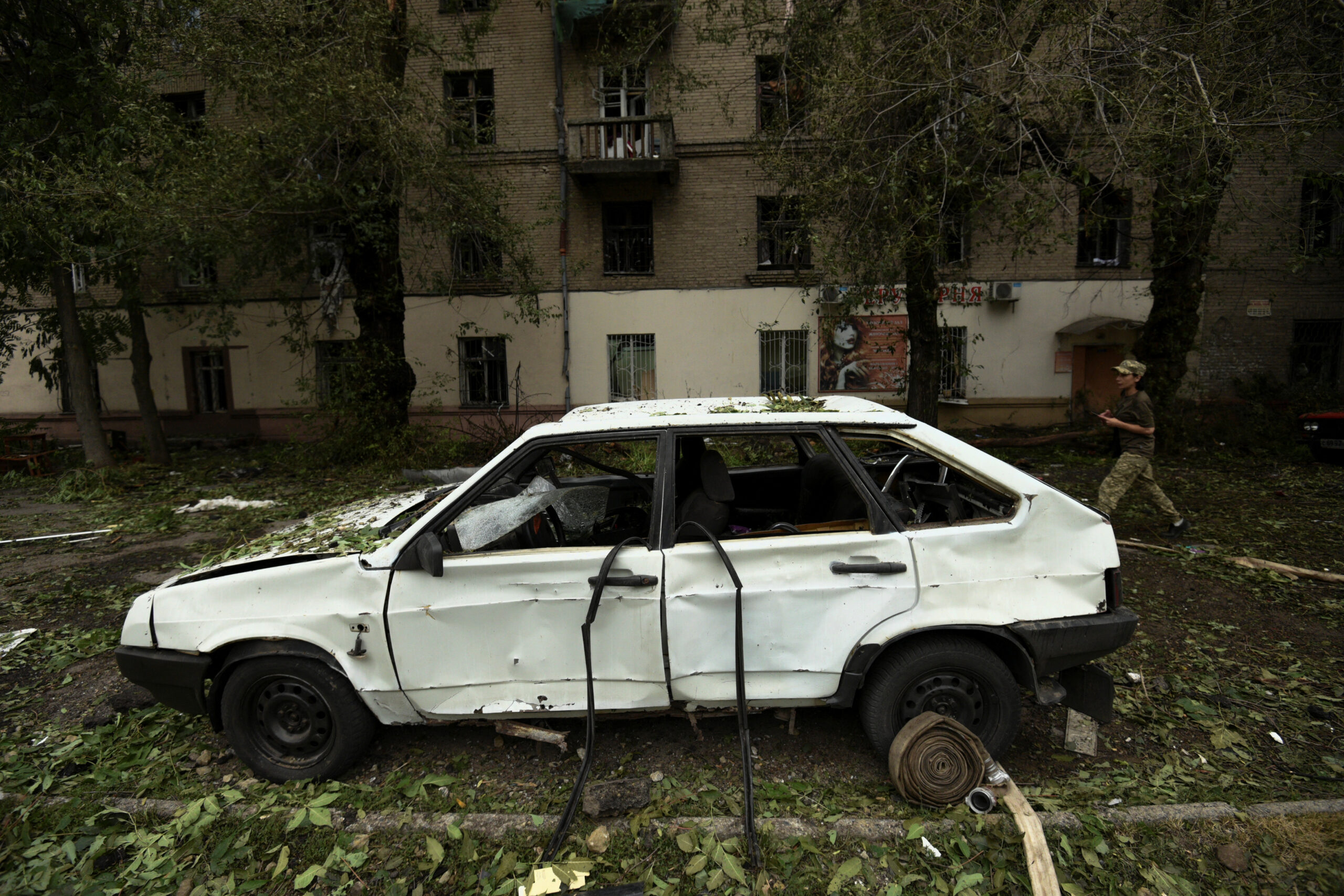 Последствия обстрела Днепра 16 июля 2022 года. REUTERS/Mykola Synelnykov/Scanpix/LETA