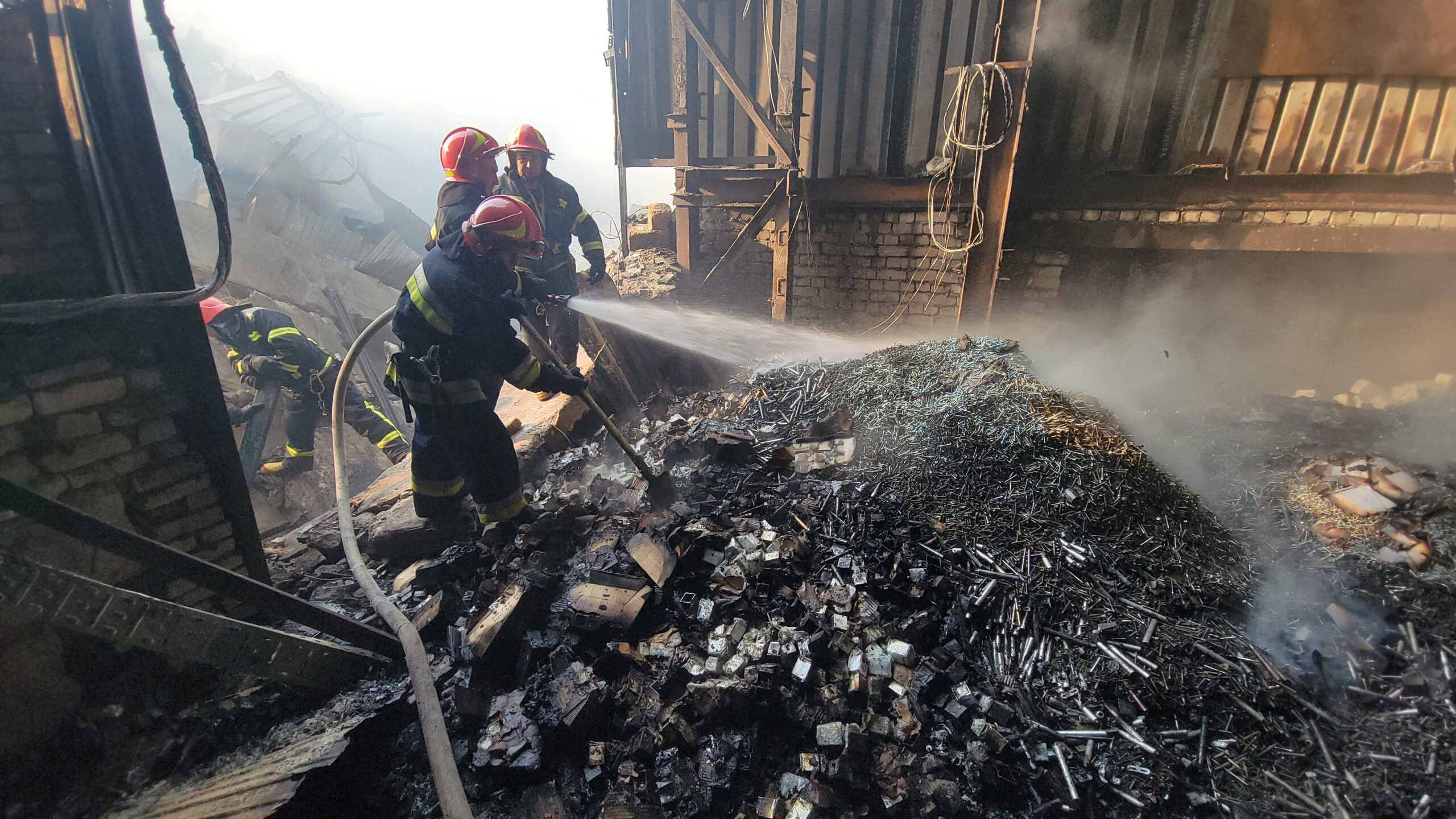 Тушение пожара в Одессе. 16 июля 2022 года. State Emergency Services of Ukraine/Handout via REUTERS/Scanpix/LETA