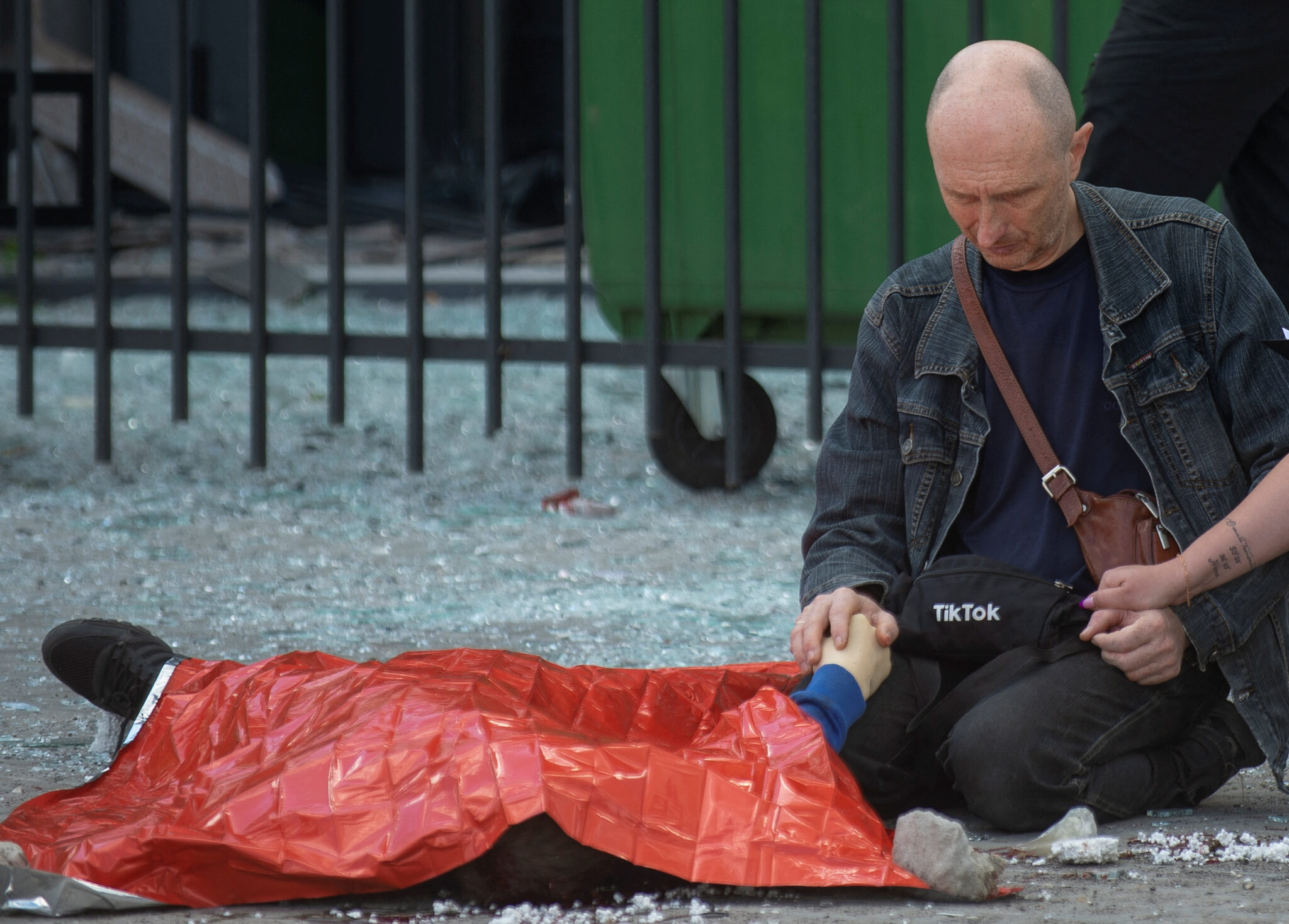 Мужчина рядом с телом своего 13-летнего погибшего сына. Харьков. 20 июля 2022 года. Фото REUTERS/Sofiia Gatilova/Scanpix/LETA