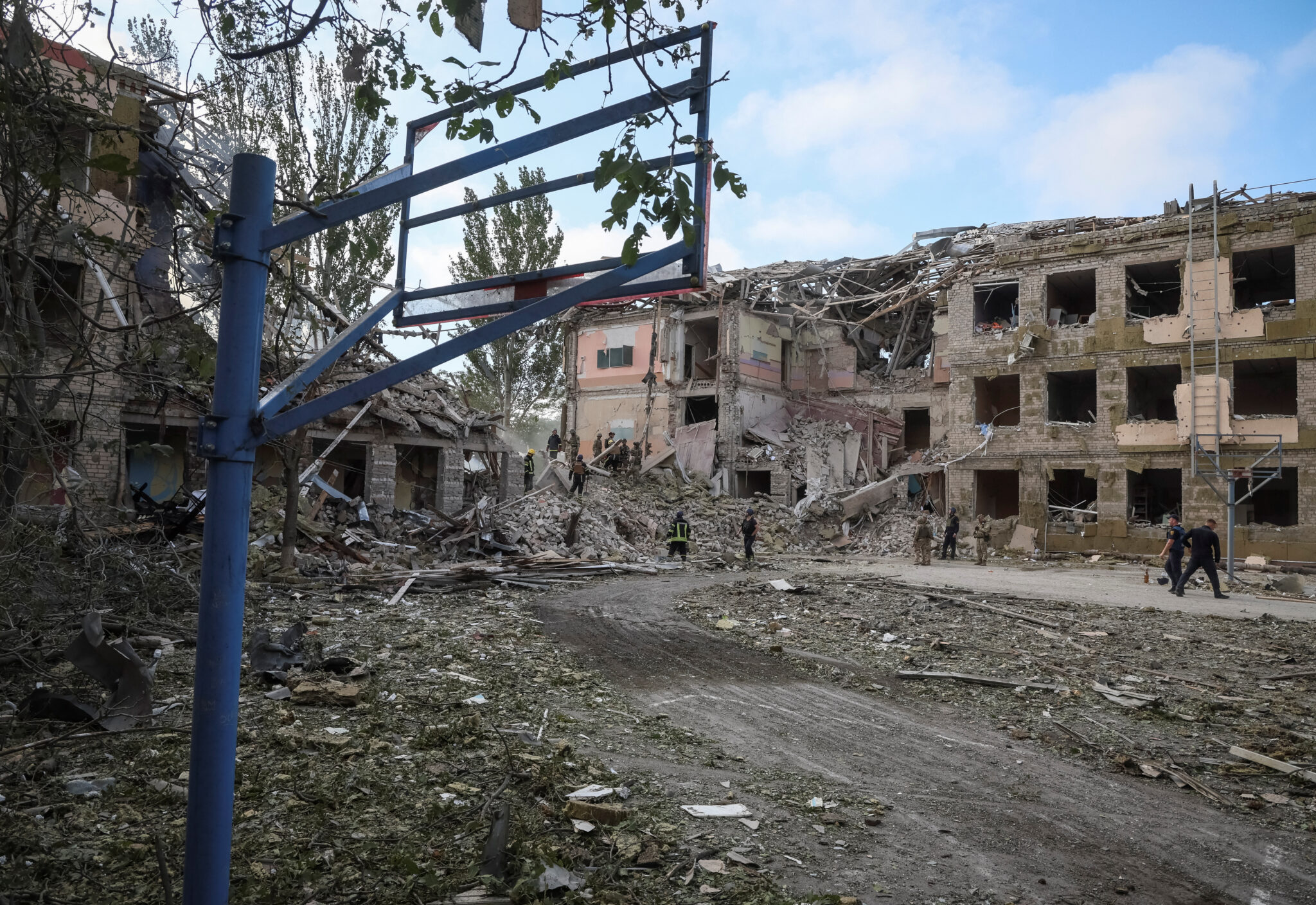 Спасатели разбирают завалы разрушенной школы в Краматорске 21 июля 2022 г. Фото REUTERS/Gleb Garanich/Scanpix/LETA.