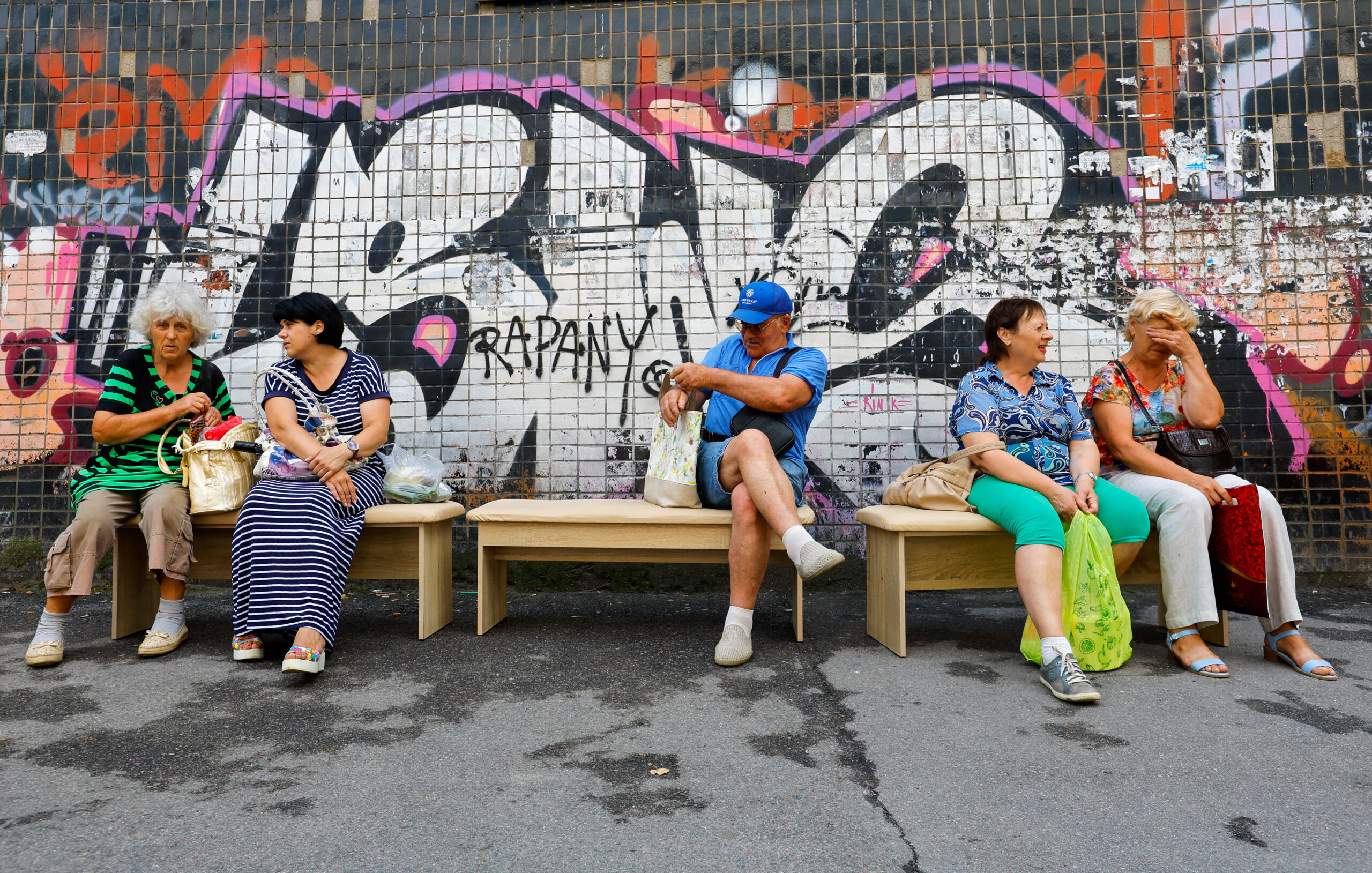 Люди на остановке в Херсоне. 25 июля 2022 года. Фото REUTERS/Alexander Ermochenko/Scanpix/LETA