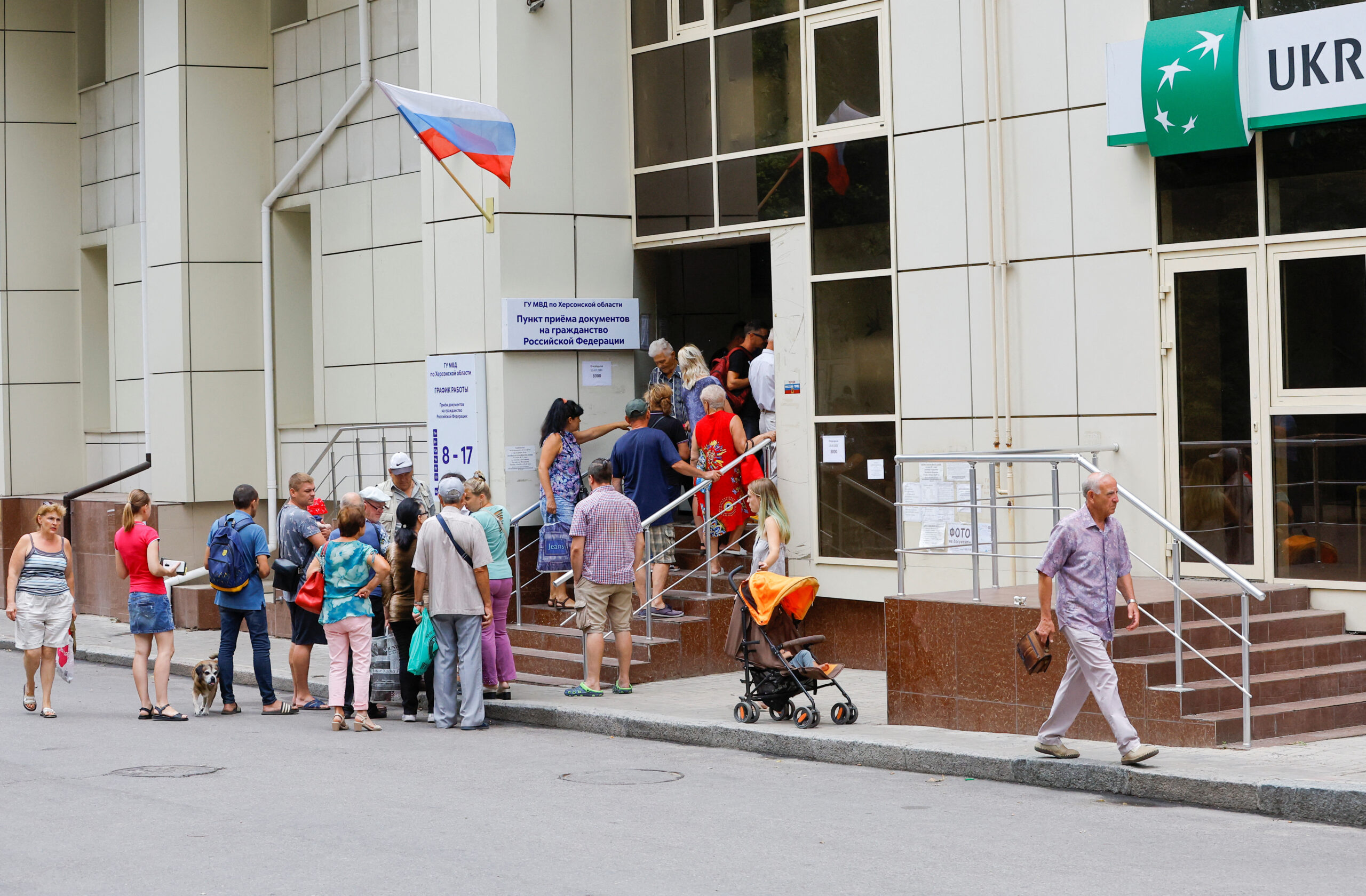 Очередь людей, желающих оформить российские паспорта. Херсон. 25 июля 2022 года. Фото REUTERS/Alexander Ermochenko/Scanpix/LETA