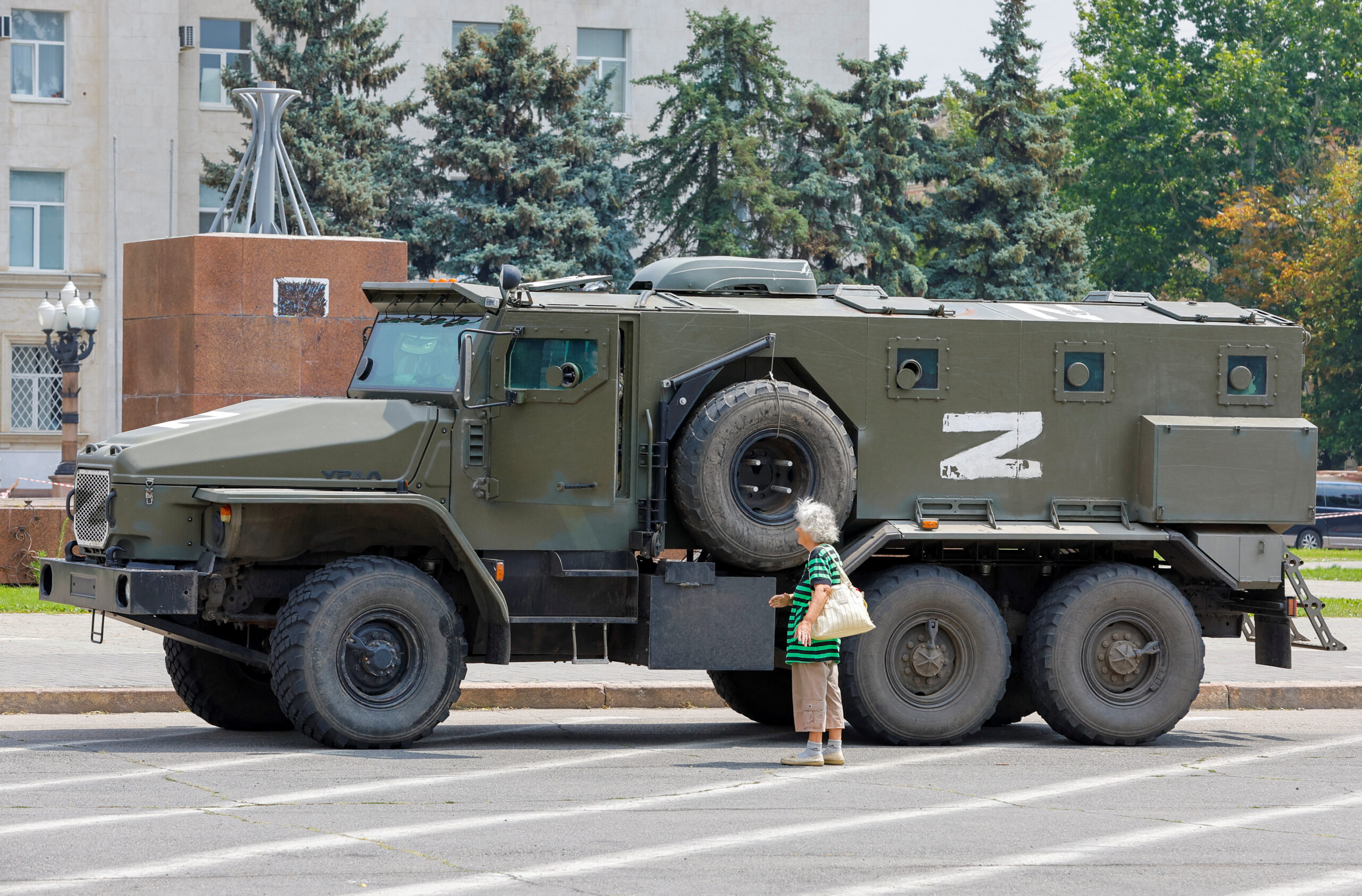 Военная машина на улице в Херсоне. 25 июля 2022 года. Фото REUTERS/Alexander Ermochenko/Scanpix/LETA