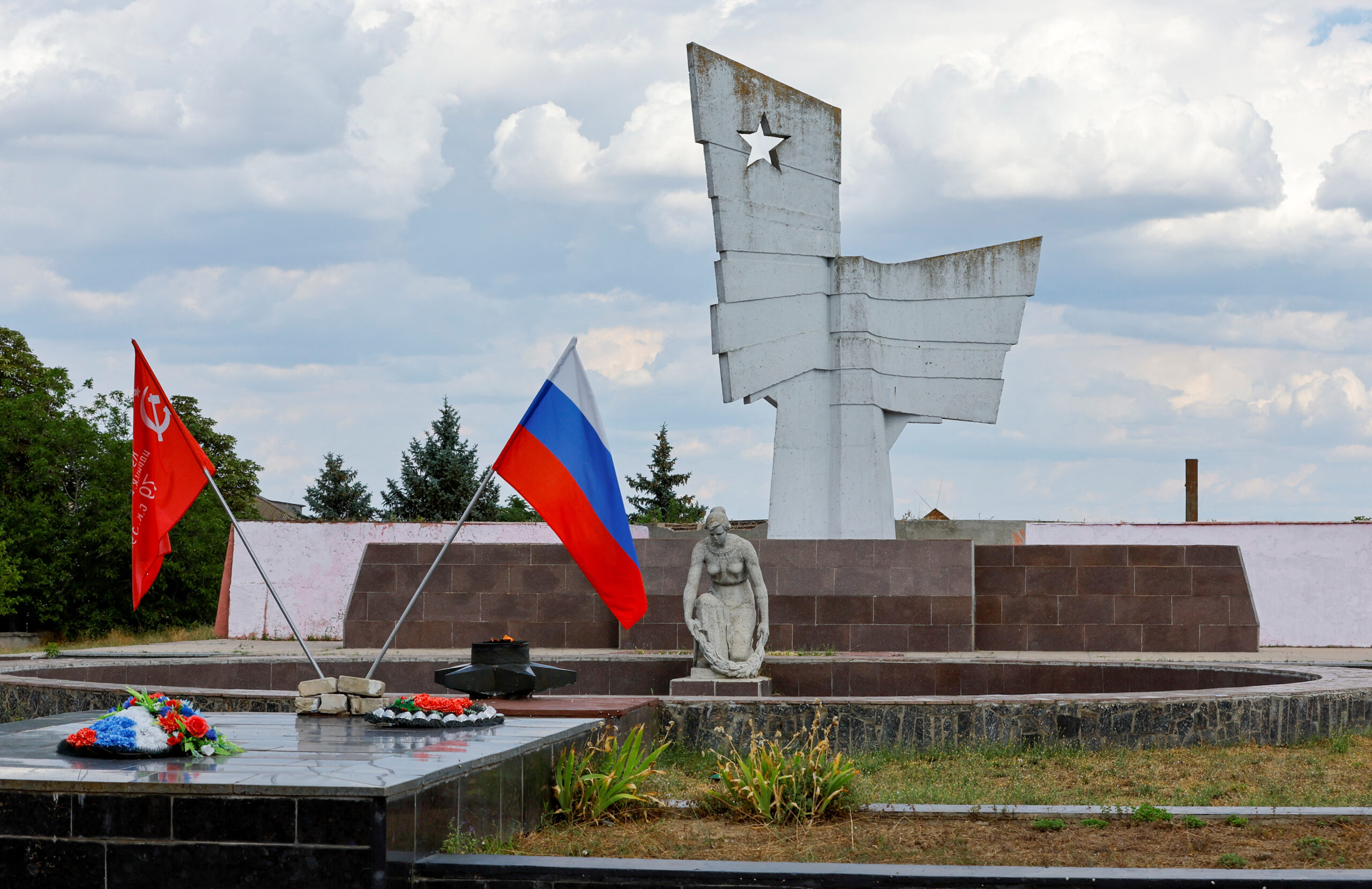 Мемориал павшим во Второй мировой войне. Херсон. 26 июля 2022 года. Фото REUTERS/Alexander Ermochenko/Scanpix/LETA