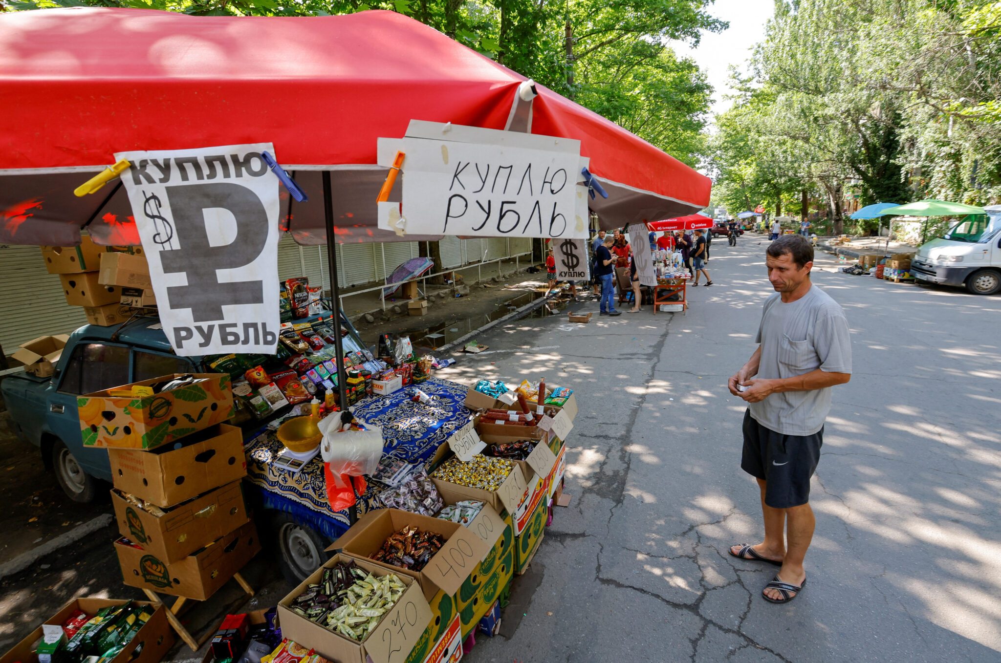 Уличный рынок в Херсоне. 25 июля 2022 года. Фото REUTERS/Alexander Ermochenko/Scanpix/LETA