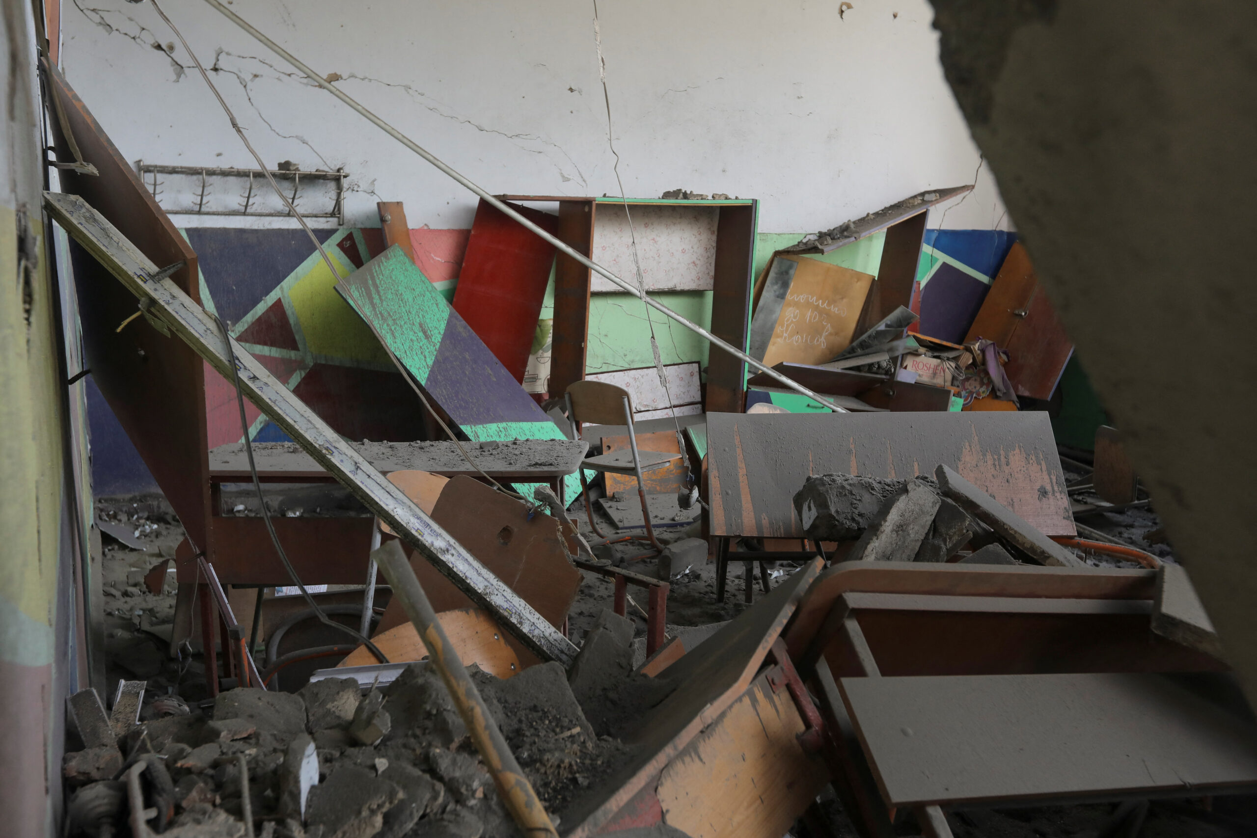 Поврежденное ракетным обстрелом здание школы, Николаев. 28 июля 2022 года. Фото REUTERS/Mykola Tymchenko/Scanpix/LETA