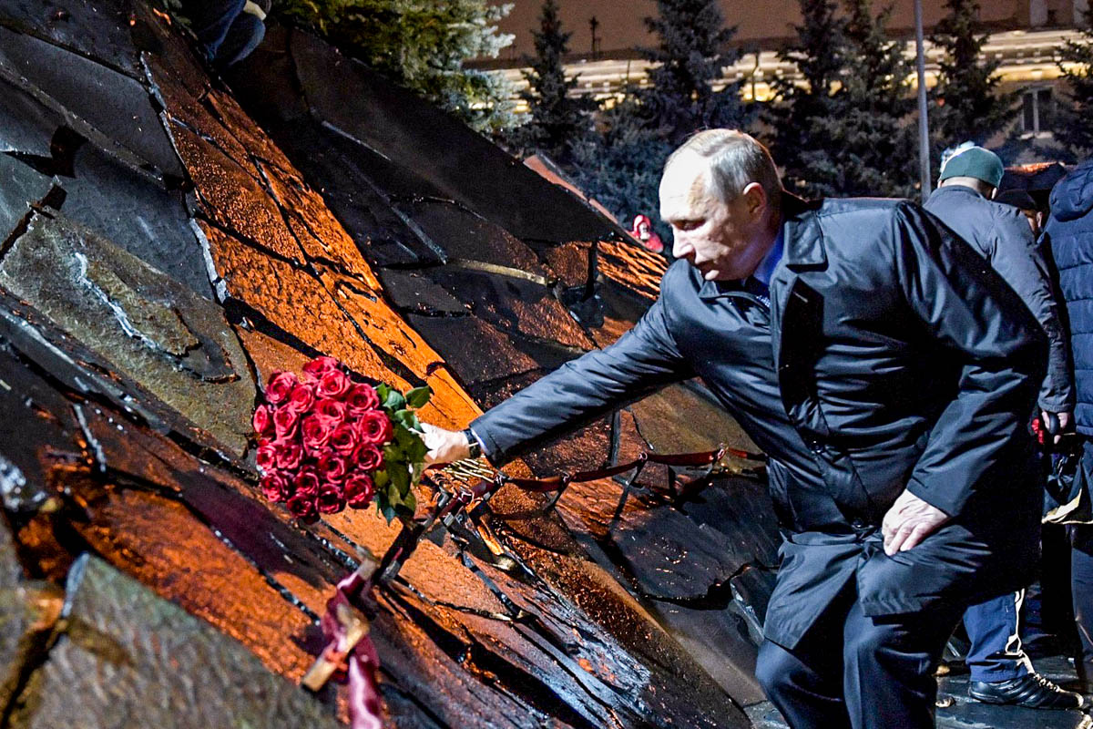 Президент РФ Владимир Путин возлагает цветы к «Стене скорби». Фото пресс-службы президента России, CC BY 3.0.