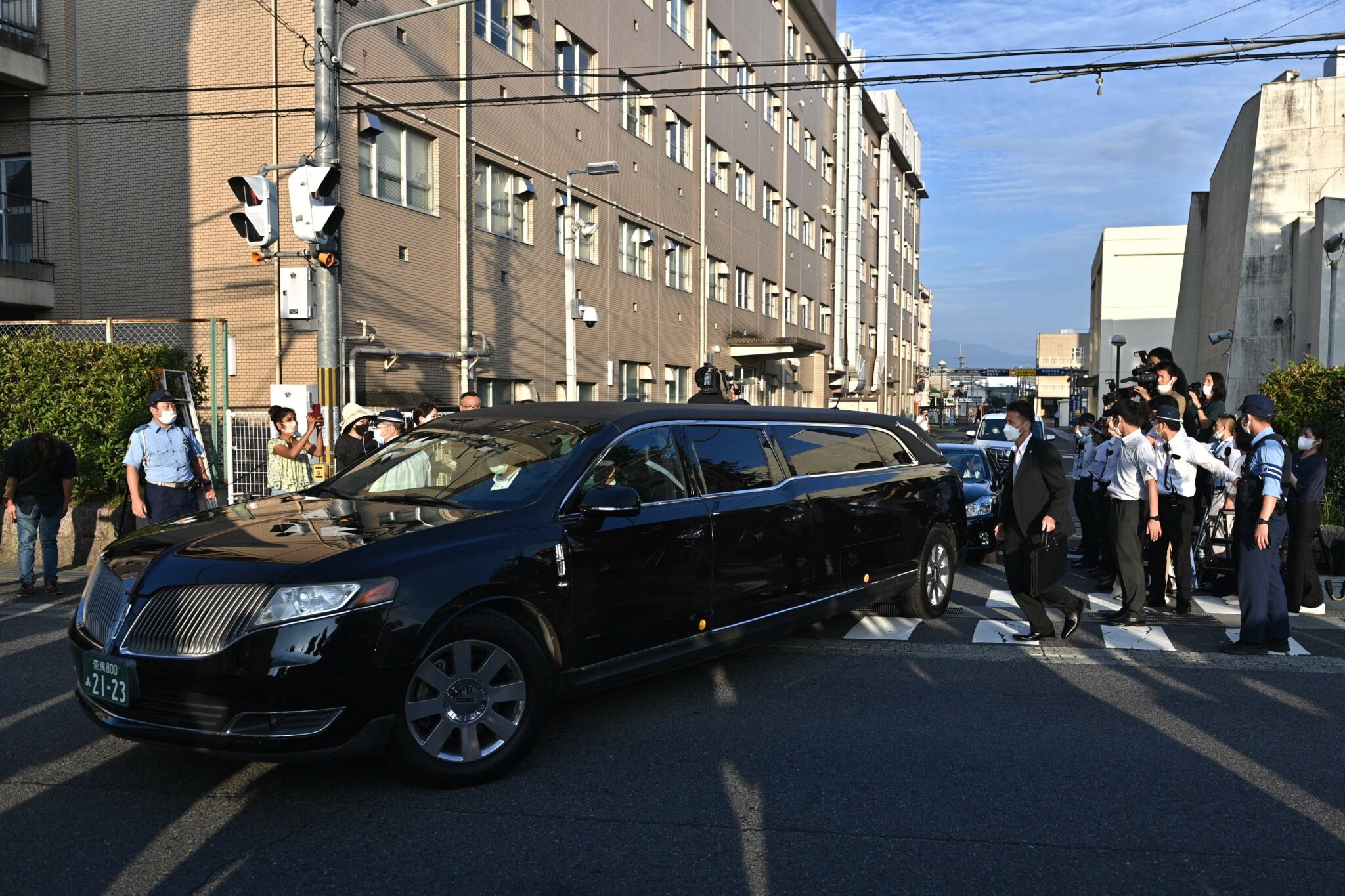 Машина с телом Синдзо Абэ около больницы в Наре. Фото Philip FONG / AFP / Scanpix / Leta.