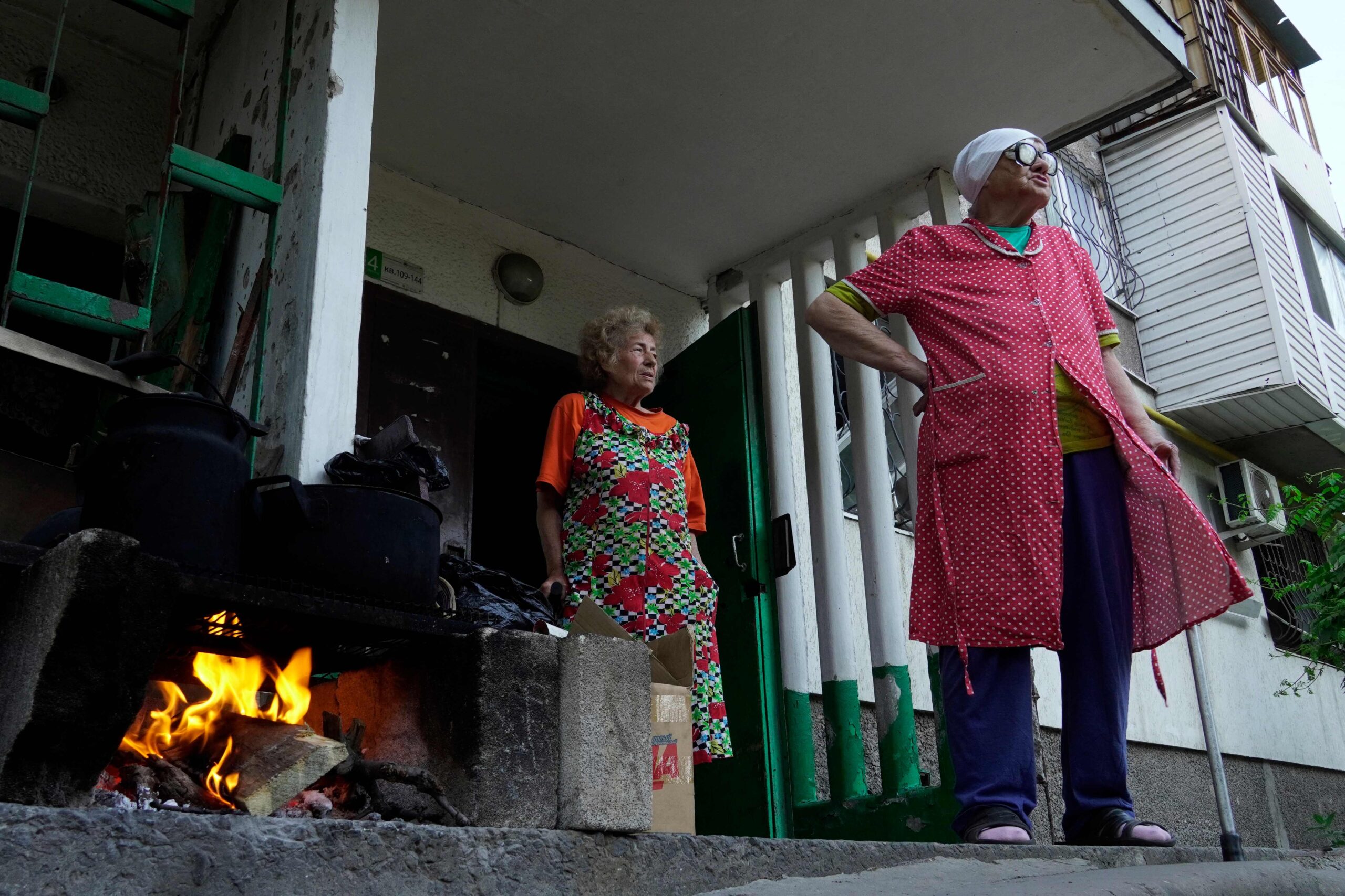 Жители Мариуполя. 1 июля 2022 года. Фото STRINGER/AFP/Scanpix/LETA