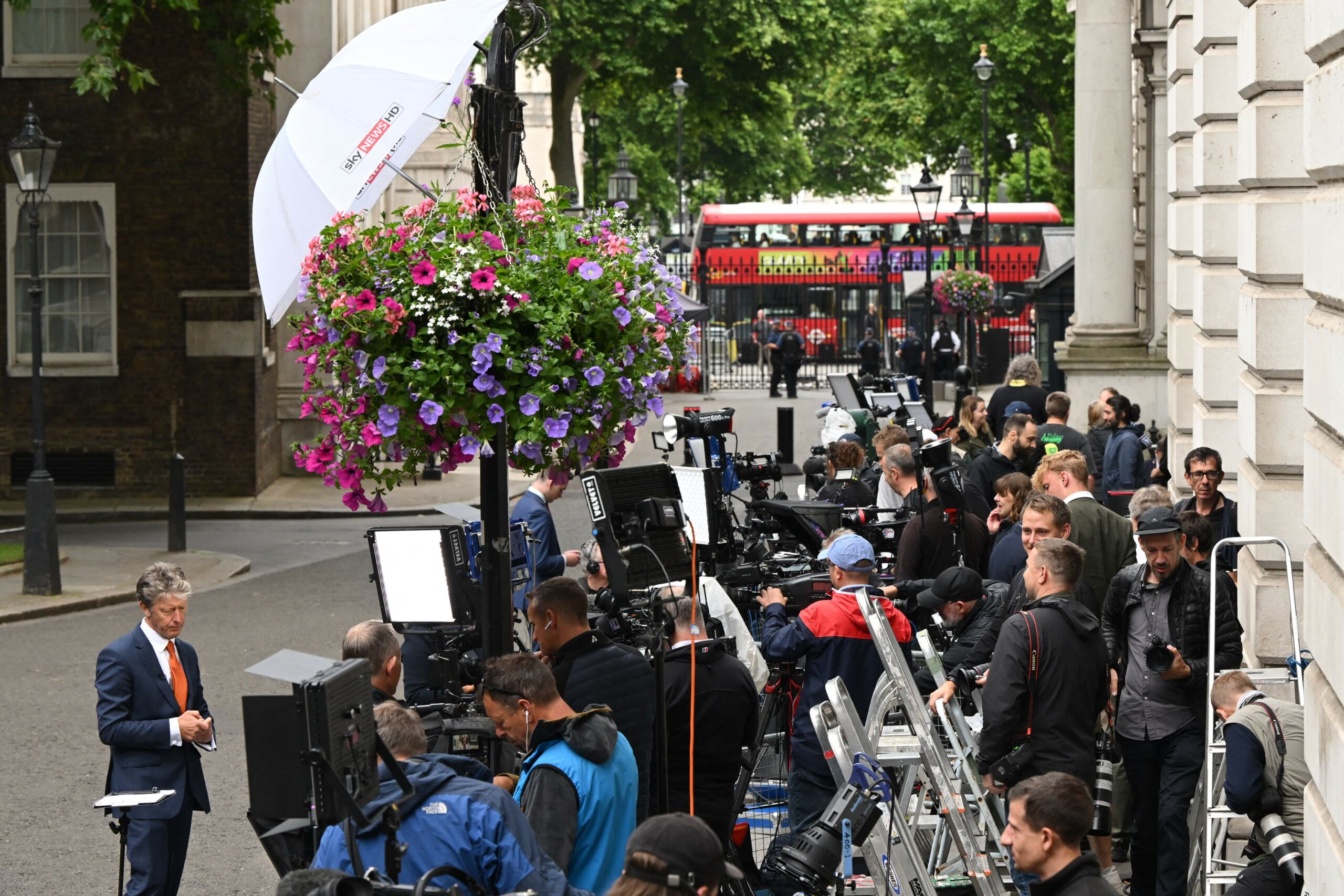 Журналисты на Даунинг-стрит 10, Лондон. 7 июля 2022 года. Фото JUSTIN TALLIS/AFP/Scanpix/LETA