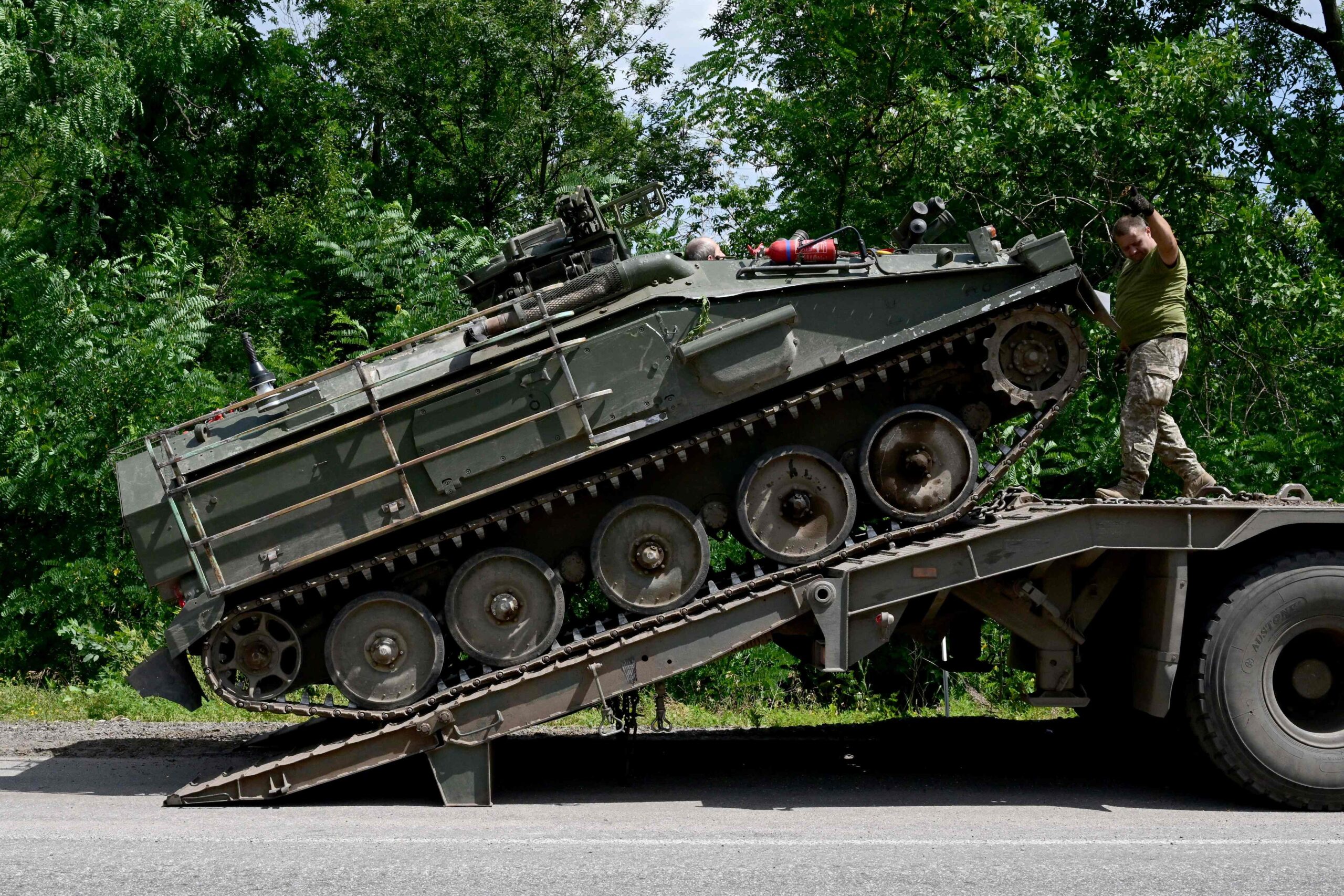 Украинские солдаты разгружают британский бронетранспортер FV103 Spartan на востоке страны. 9 июля 2022 г. Фото MIGUEL MEDINA/AFP/Scanpix/LETA