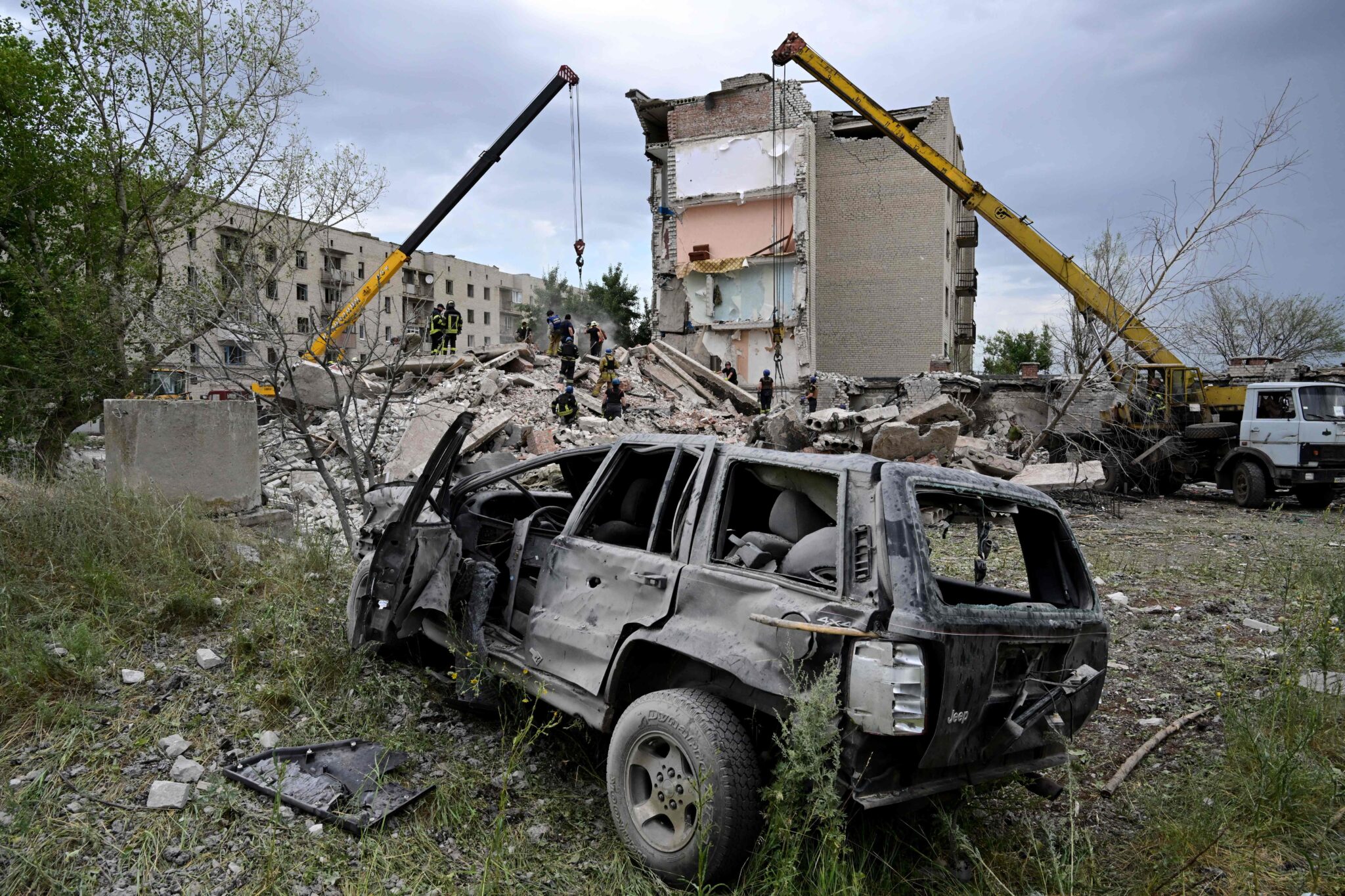 Разбор завалов разрушенной ударом пятиэтажке, Часовой Яр, Донецкая область. 10 июля 2022 года. Фото MIGUEL MEDINA/AFP/Scanpix/LETA