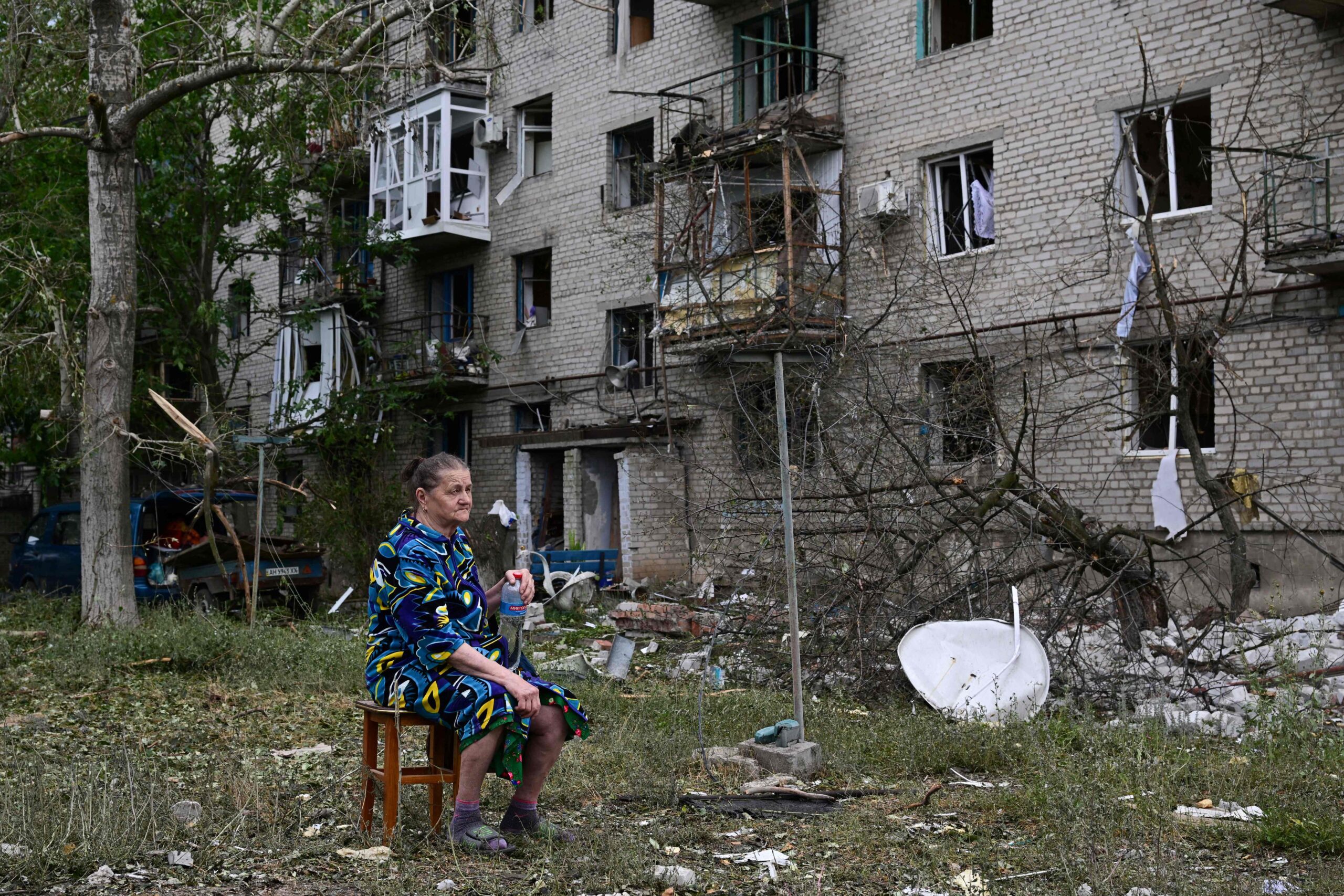 Жительница разрушенного дома. Часовой Яр, Донецкая область. 10 июля 2022 года. Фото MIGUEL MEDINA/AFP/Scanpix/LETA