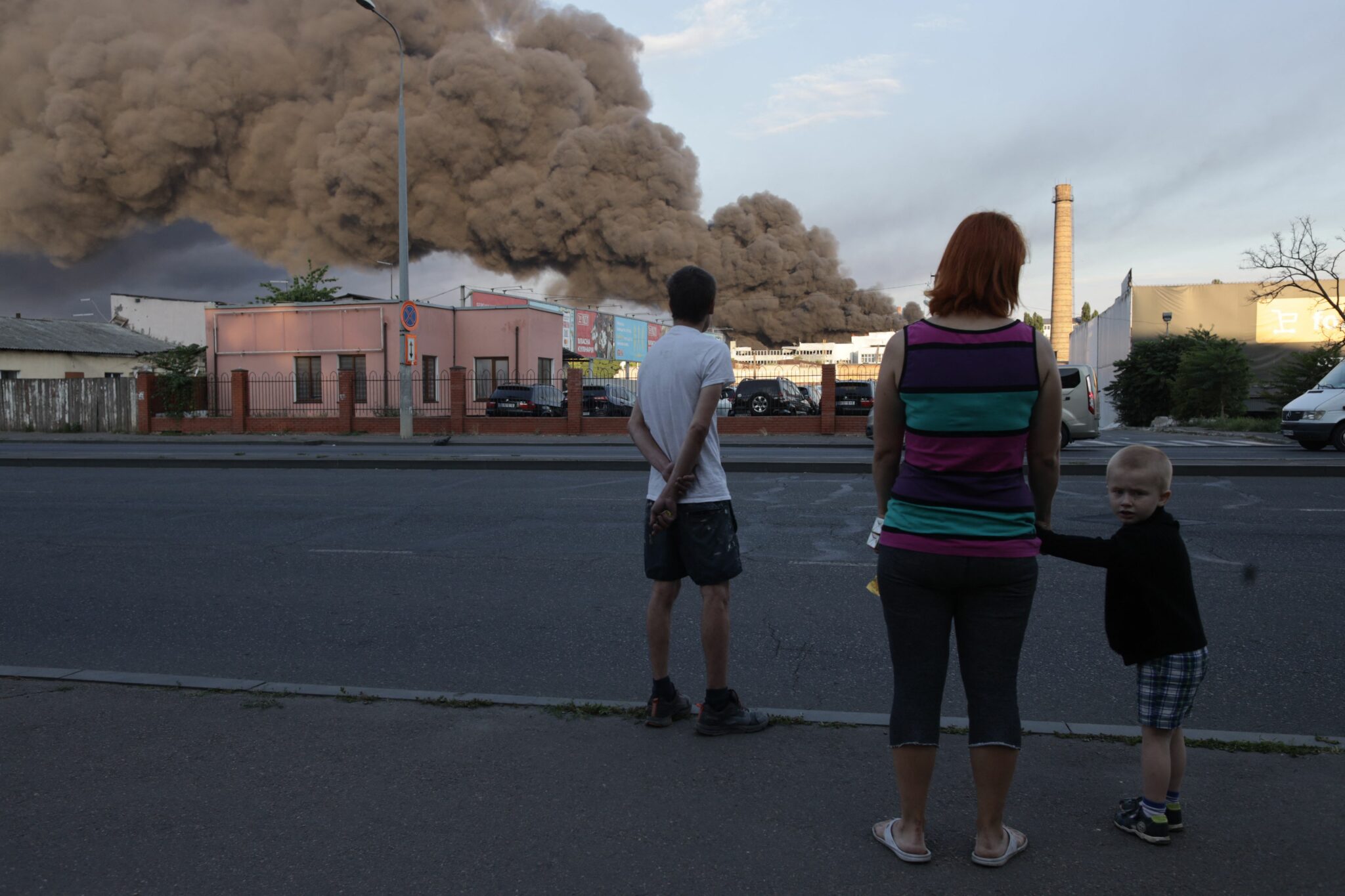 Люди смотрят на последствия ракетного удара по Одессе. 16 июля 2022 года. Фото Oleksandr GIMANOV/AFP/Scanpix/LETA
