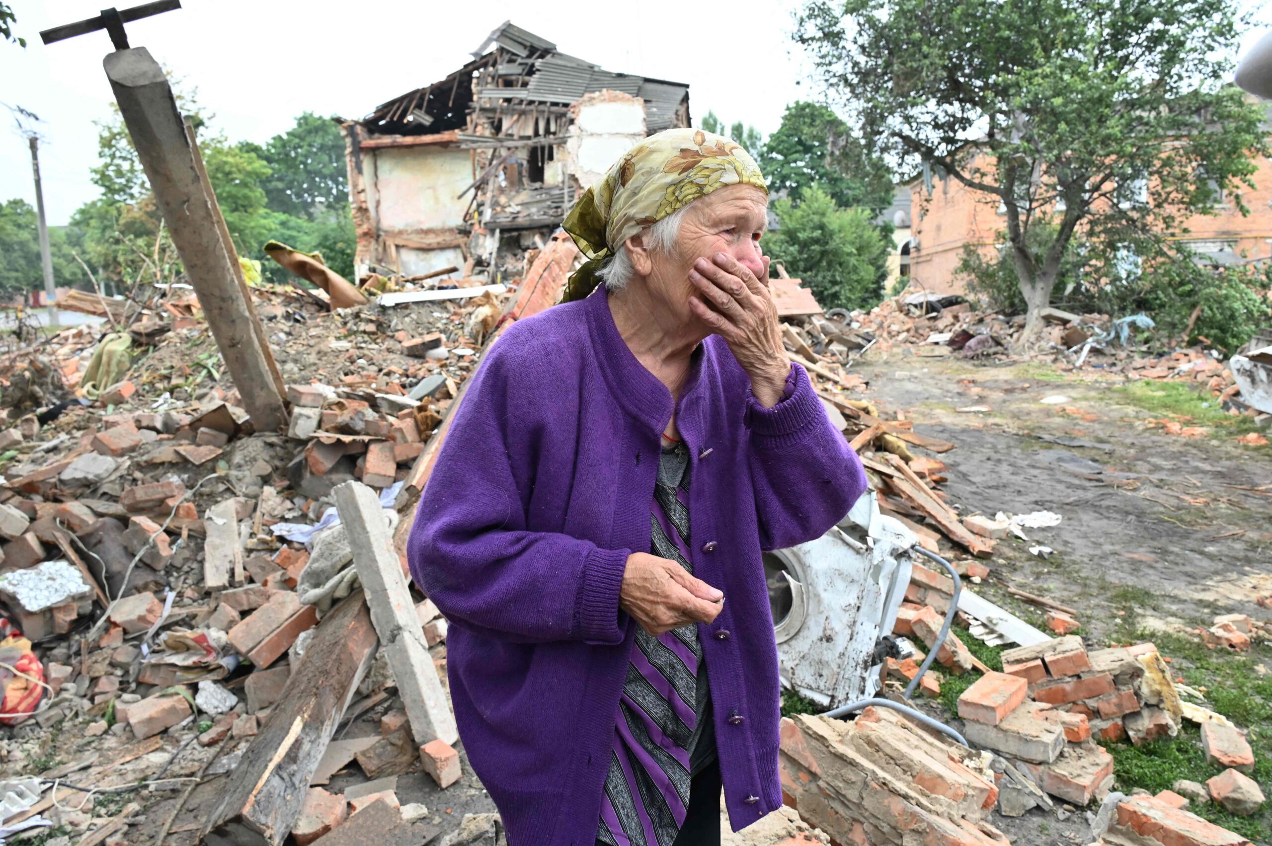 Жительница Чугуева рядом с разрушенным в результате ракетной атаки домом, Харьковская область. 16 июля 2022 года. SERGEY BOBOK/AFP/Scanpix/LETA