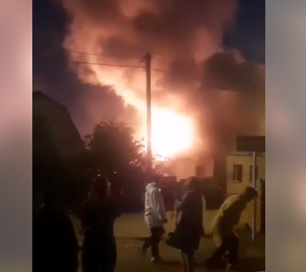 Пожар в результате удара по Белгороду. Скриншот из видеозаписи telegram/zhest_belgorod.