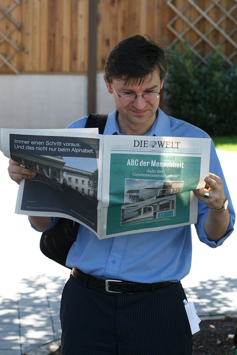 Мужчина читает газету Die Welt. Фото Wikipedia.org.