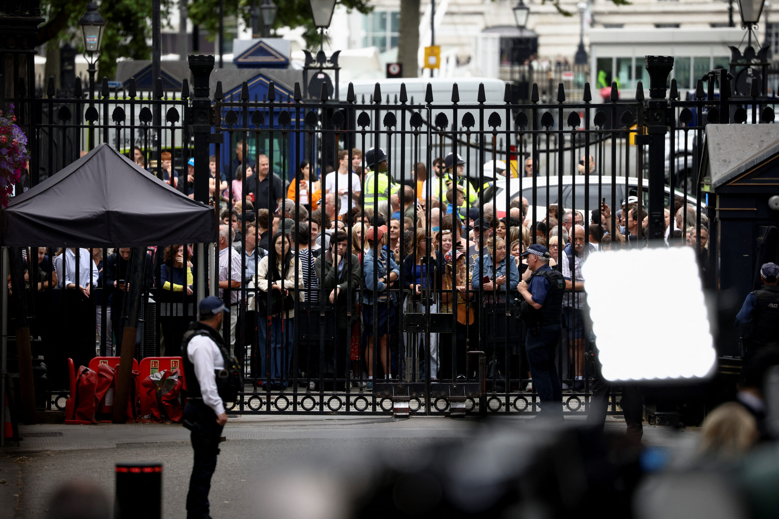 Люди за воротами резиденции премьер-министра на Даунинг-стрит в ожидании выступления Бориса Джонсона 7 июля 2022 года. Фото REUTERS/Henry Nicholls/Scanpix/Leta.
