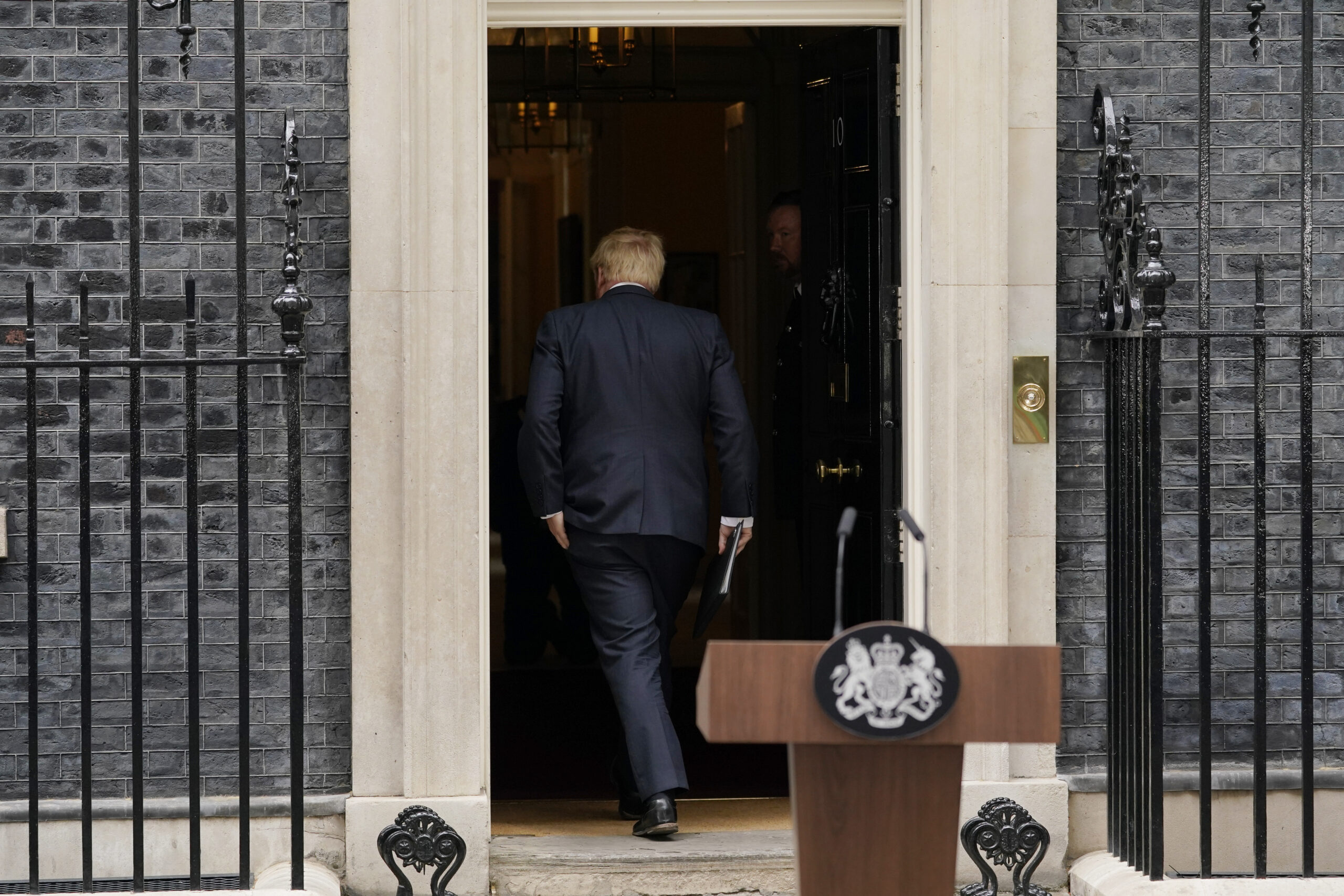 Борис Джонсон уходит внутрь резиденции премьер-министра после объявления о своей отставке. Фото AP Photo/Alberto Pezzali/Scanpix/Leta.