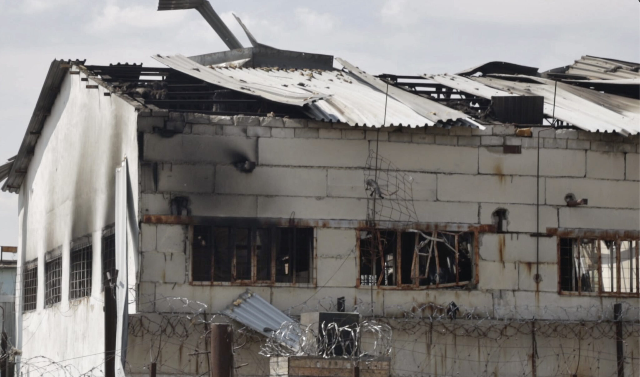 Барак на территории колонии в Еленовке, разрушенный в результате взрыва. Фото AP / Scanpix / Leta.