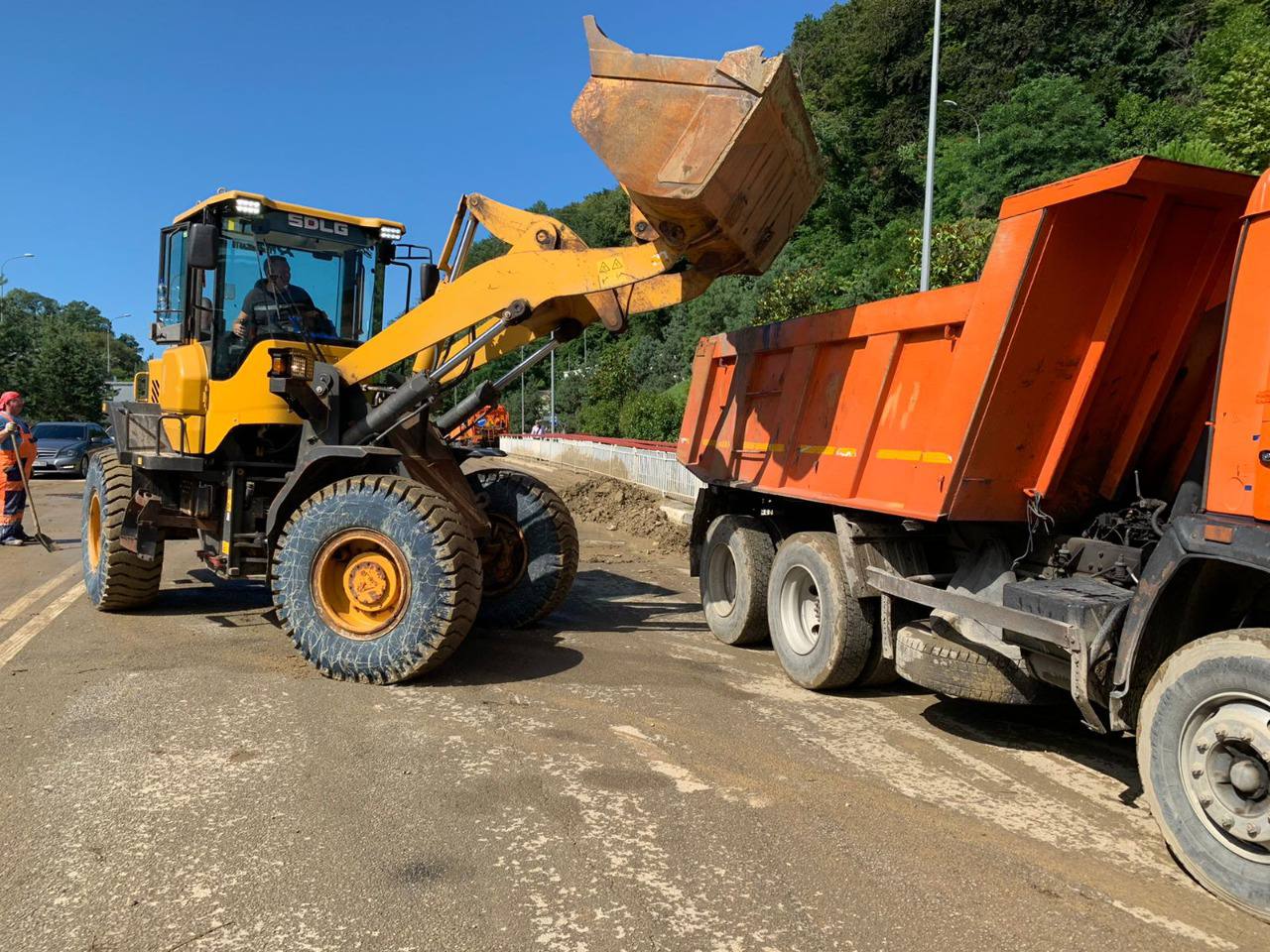 Техника работает на расчистке дороги после ливня в Сочи, 24 июля 2022 года. Фото пресс-служба администрации Сочи.