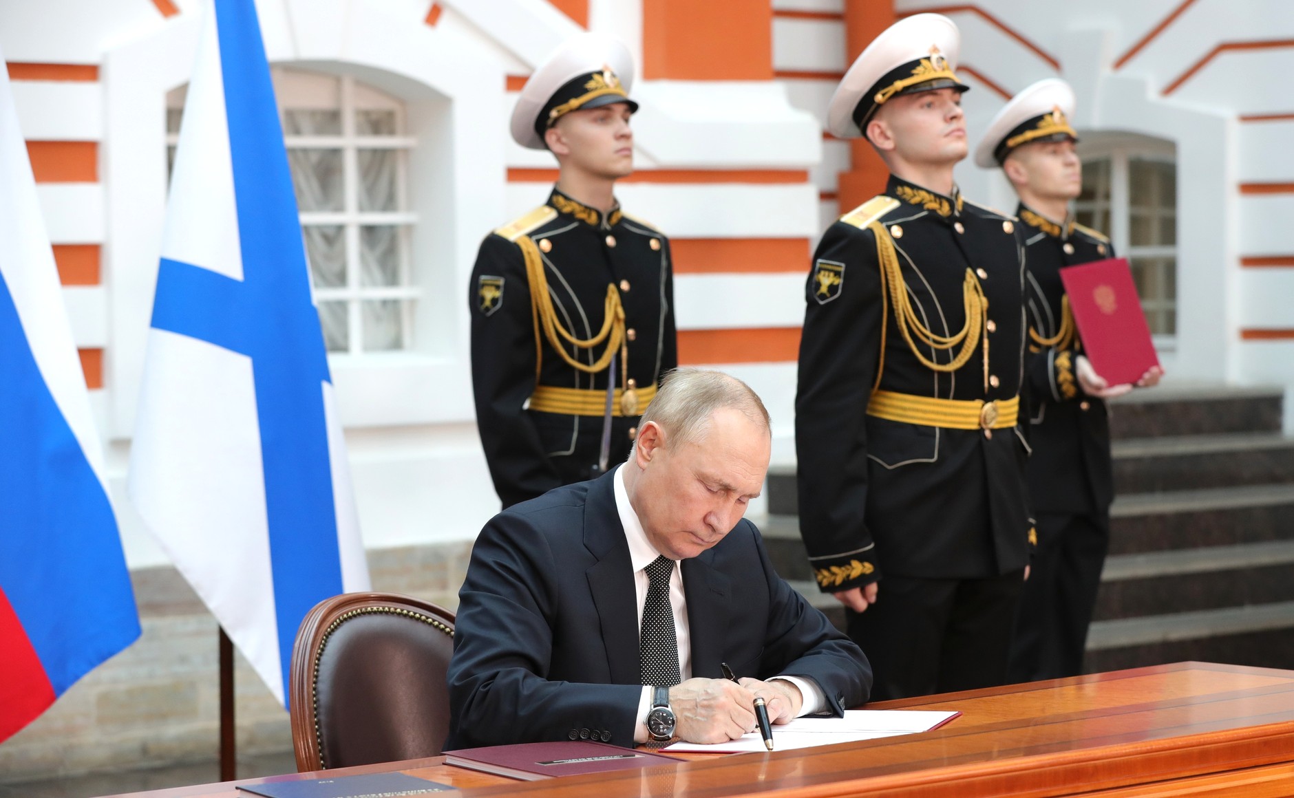 Владимир Путин подписывает указ об утверждении морской доктрины РФ. Фото пресс-службы Кремля.