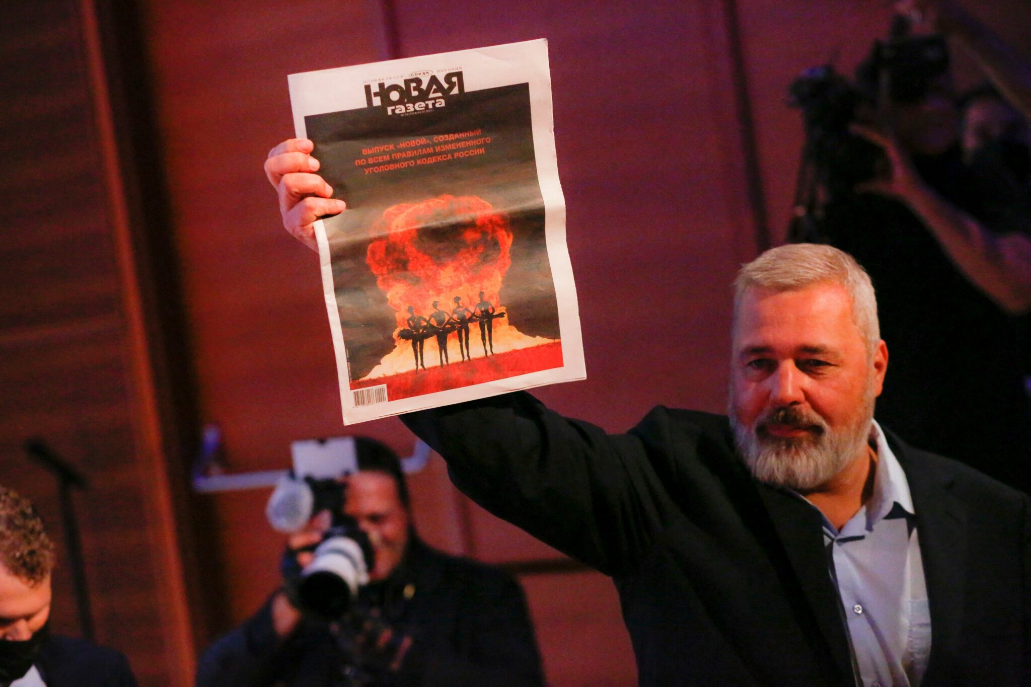 Главный редактор "Новой газеты" Дмитрий Муратов держит в руке один из выпусков издания. Фото Kena Betancur / AFP / Scanpix / Leta.