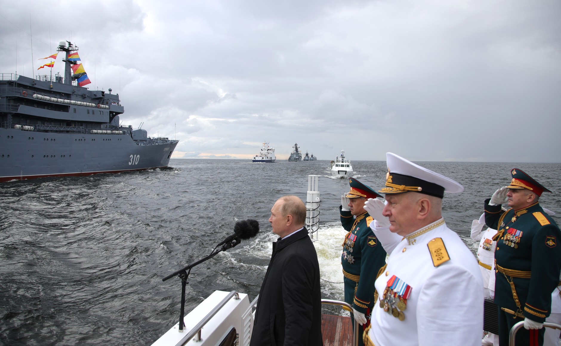 Владимир Путин перед началом военно-морского парада в Кронштадте 31 июля 2022 года. Фото пресс-службы Кремля.