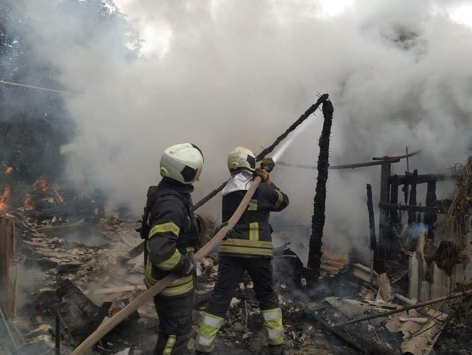 Пожарные тушат жилое здание в Лисичанске. 3 июля 2022 года. Фото Luhansk region military administration via AP/Scanpix/LETA 
