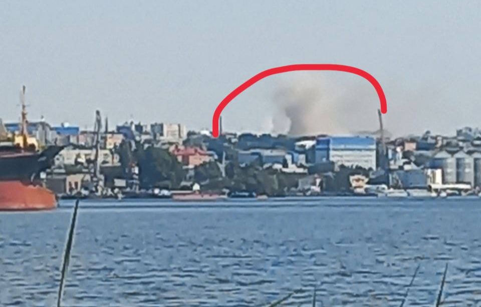 Пожар после взрывов в Херсоне, 10 июля 2022 года. Фото телеграм-канал Украина Сейчас. 
