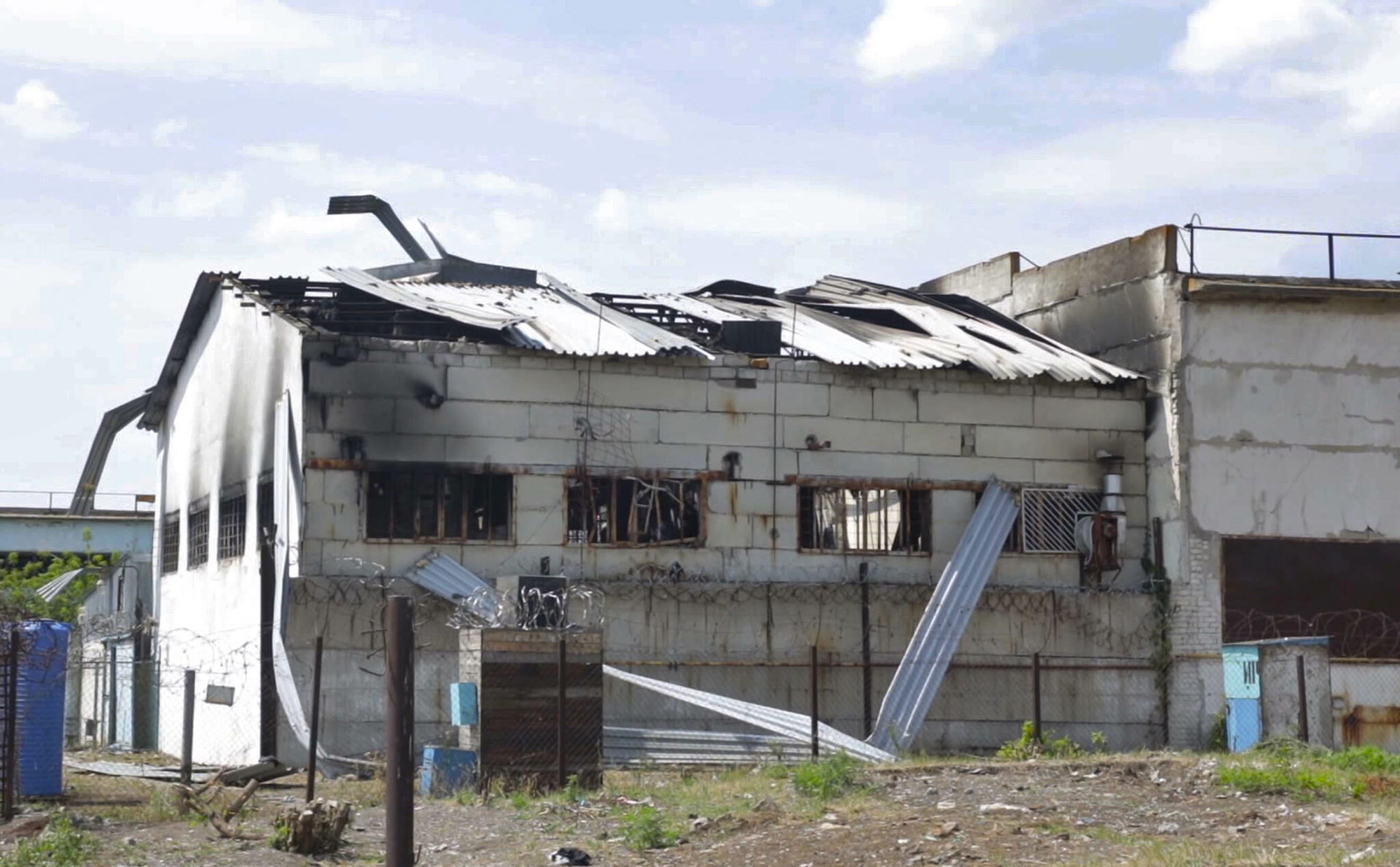 Барак на территории колонии в Еленовке, разрушенный в результате взрыва. Фото AP/Scanpix/LETA