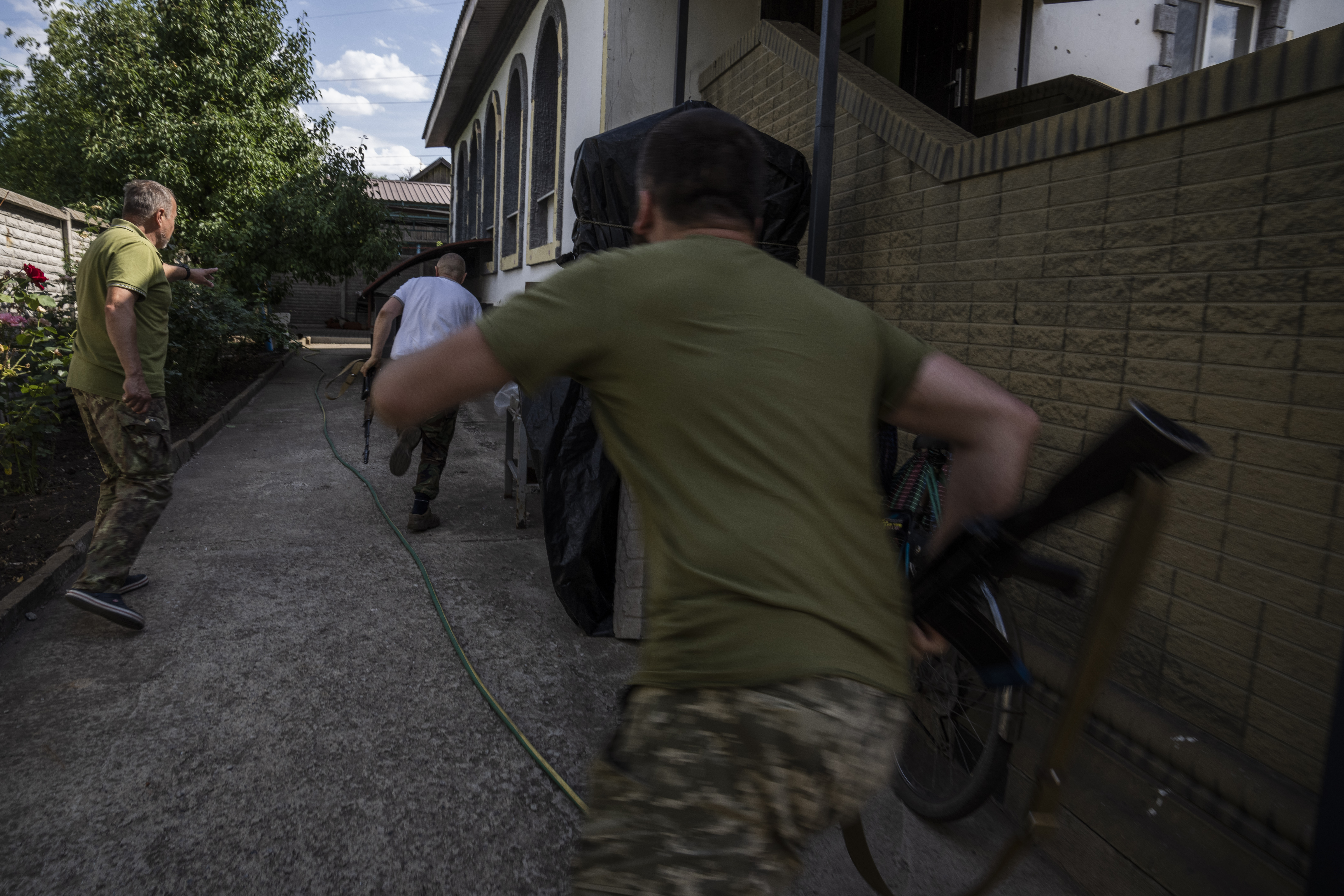 Украинские солдаты-мусульмане бегут в бомбоубежище в мечети Медина после начала обстрела. 9 июля 2022 года. Фото AP Photo/Nariman El-Mofty/Scanpix/LETA