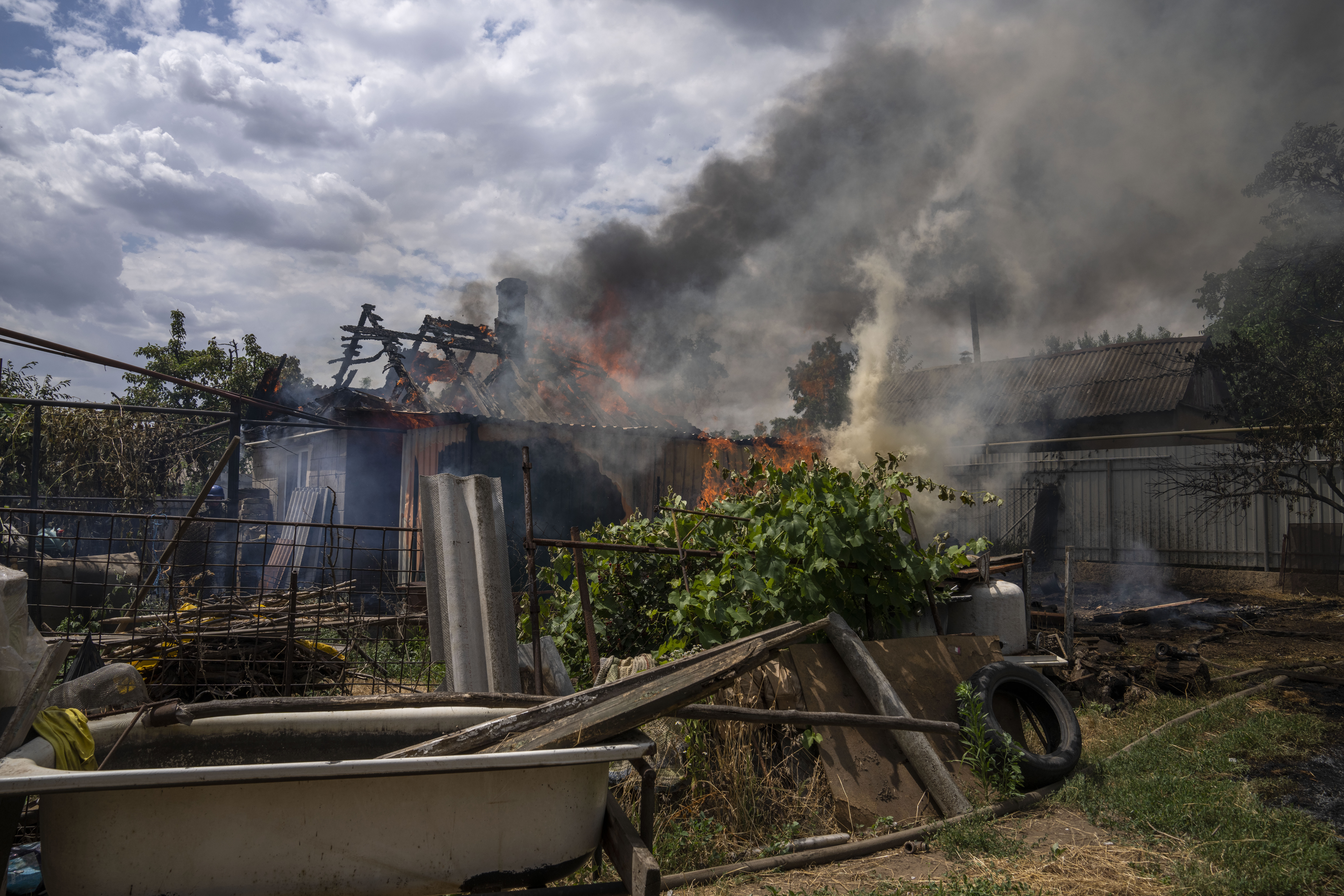Дом, загоревшийся после обстрела Константиновки. 9 июля 2022 года. Фото AP Photo/Nariman El-Mofty/Scanpix/LETA